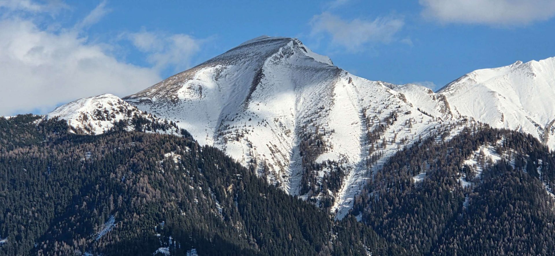 Vom Wind aper gefegte Flächen neben eingewehten Rinnen und Mulden. Westliche Tuxer Alpen (© Marco Knoflach, 03.12.2025)