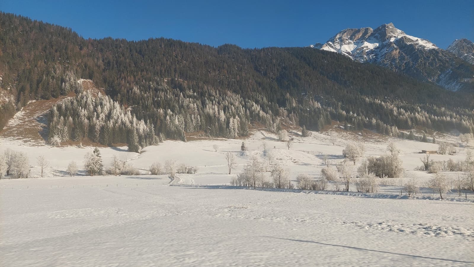 Während im Tal und auf den Schattenhängen etwas Schnee liegt, schmilzt dieser in Sonnenhängen zunehmend dahin. Hochfilzen in der Region Waidringer Alpen (© LWD Tirol, 03.12.2025)