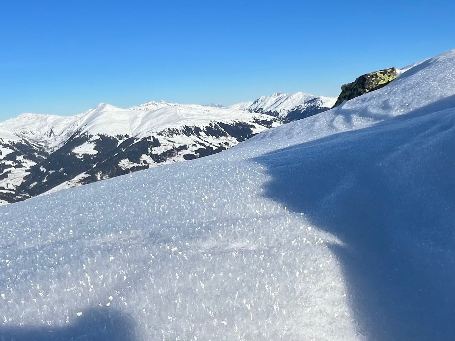 Während der vergangenen Woche gingen bei uns immer wieder Meldungen über Oberflächenreif ein. Schaut man sich die Wetterprognose an, so dürfte dieser mit hoher Wahrscheinlichkeit kommenden Sonntag, den 07.12. durch Regen und Wärmeeinfluss zerstört werden. Kirchspitze - Gerlos - Zillertal (© Stefan Wierer, 04.12.2025)