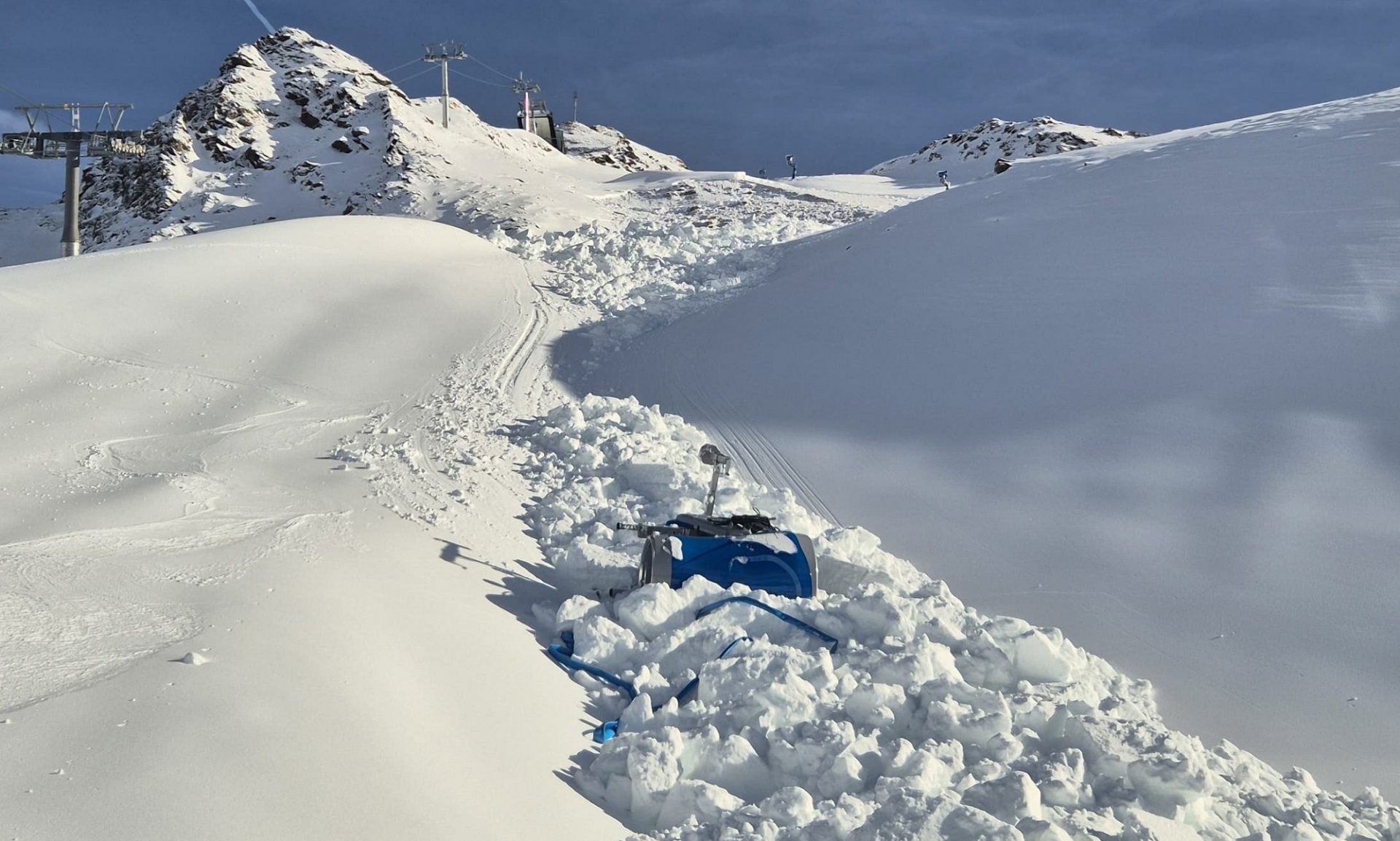Eine Schneekanone wurde von den Schneemassen mitgerissen und beschädigt. Der produzierte Kunstschnee war aufgrund der milden Temperaturen recht warm. Entsprechend war auch die Lawinenablagerung feucht-nass (©Mark Kleinlercher, 06.12.2025).