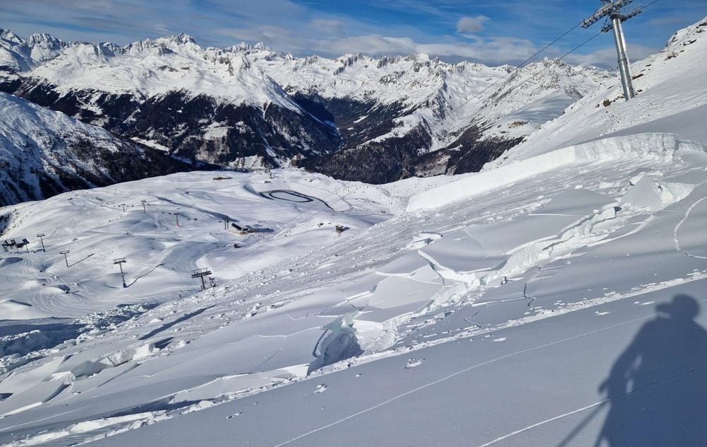 Anrissbereich der Lawine. Die Anrissmächtigkeit betrug bis zu 1,5m (©Mark Kleinlercher, 06.12.2025).