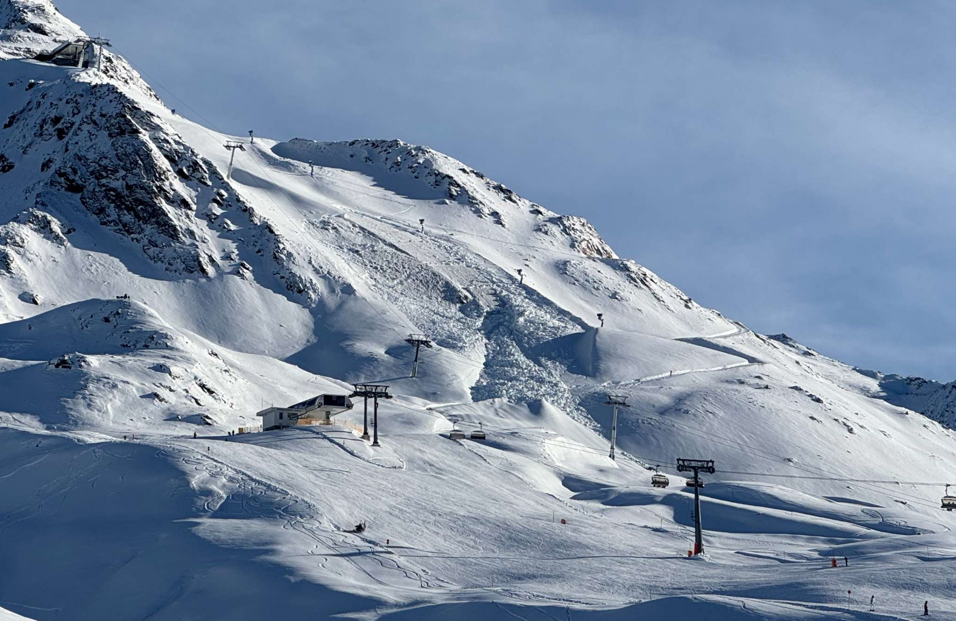Übersichtsbild der mittelgroßen Schneebrettlawine am Leppleskofel (© Roland Kendlbacher, 06.12.2025).