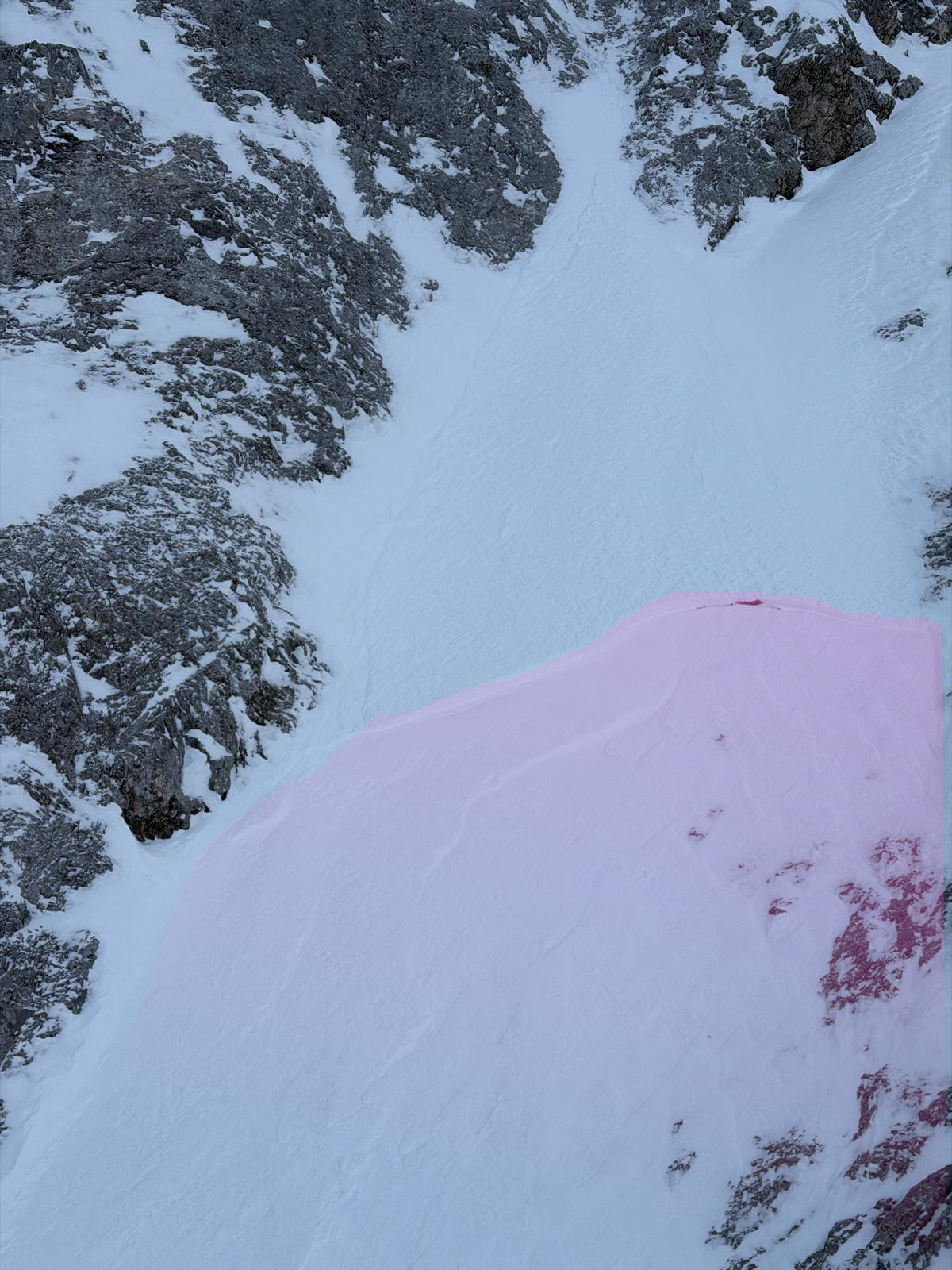 Der gering mächtige Lawinenanriss. (©Alpinpolizei, 06.12.2025)