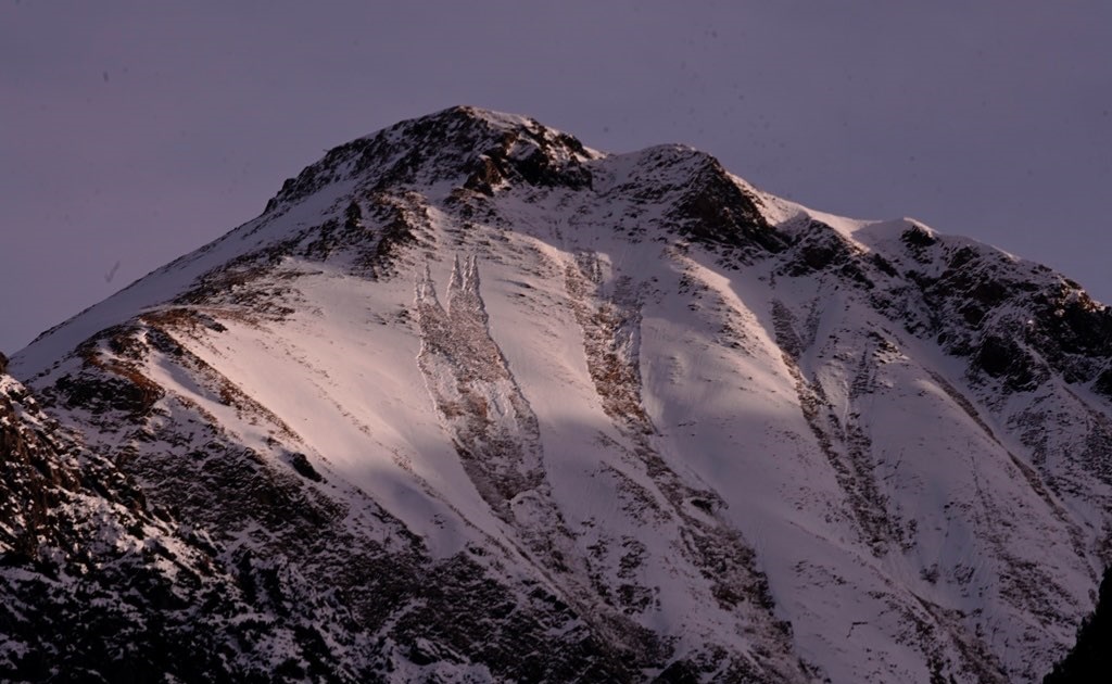 Lockerschneelawinen rissen in ihrer Sturzbahn oft die gesamte schwache Schneedecke mit und erreichten dadurch im Auslauf mitunter beachtliche Ausmaße. Peischelspitze, Lechtaler Alpen (©Adi Kerber, 08.12.2025).