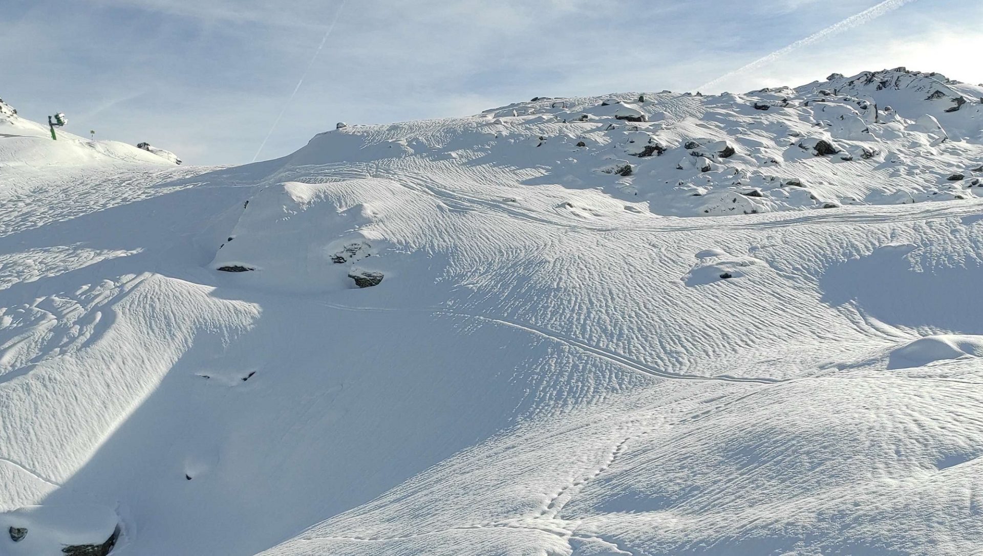 Zeichen markanten Regeneintrags in die Schneedecke in den Kitzbüheler Alpen (©Marvin Raaijmakers, 08.12.2025).