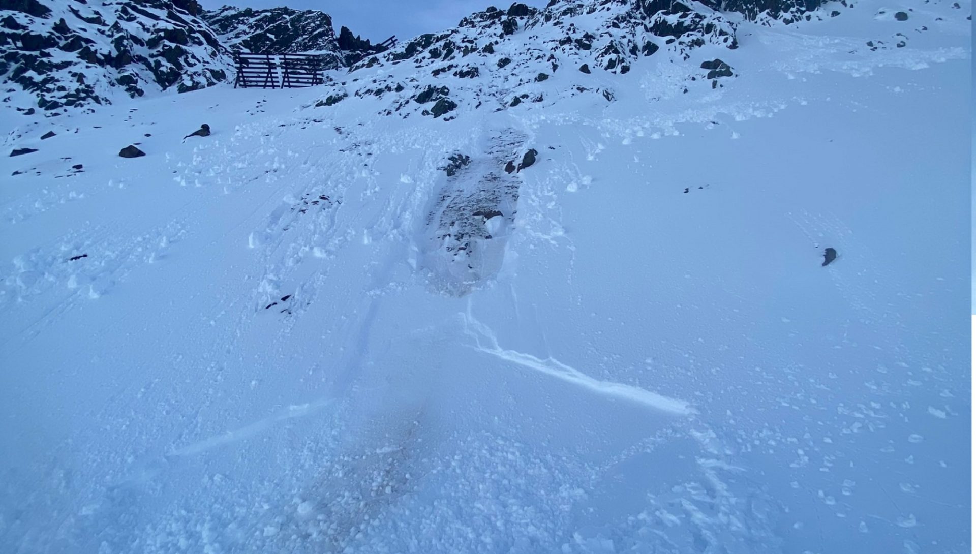 Eine nasse Lockerschneelawine, welche sich im felsdurchsetzten Steilgelände löste, riss hier bis zum Boden durch und löste in der Folge noch ein kleines Schneebrett aus (©Tobias Holzknecht, 08.12.2025).
