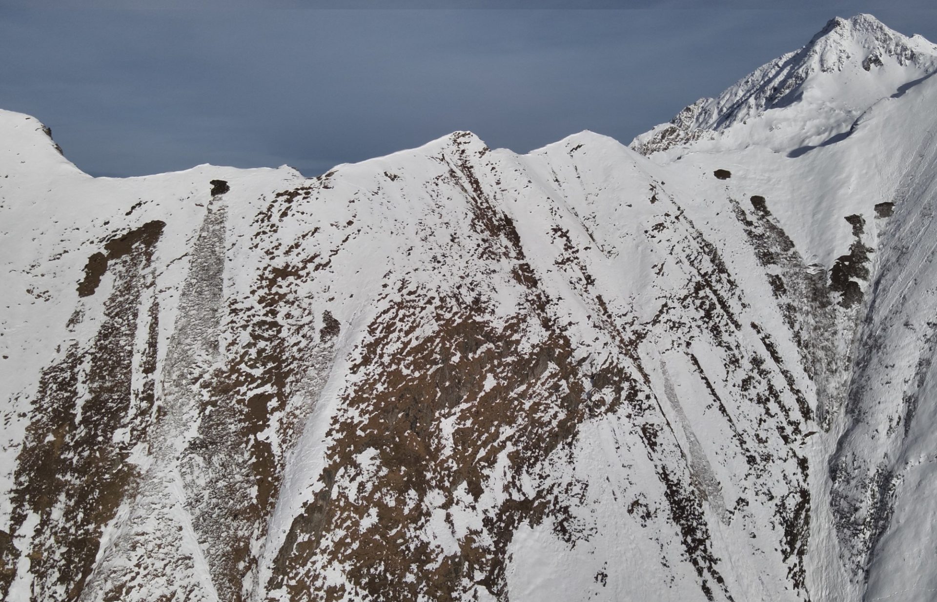 Auch die Aktivität von Gleitschneelawinen nahm mit dem Regen vorübergehend wieder deutlich zu. In der Zwischenzeit ist die Gleitaktivität wieder deutlich zurückgegangen. Stillupptal, Nördliche Zillertaler Alpen (©Thomas Eder, 08.12.2025).