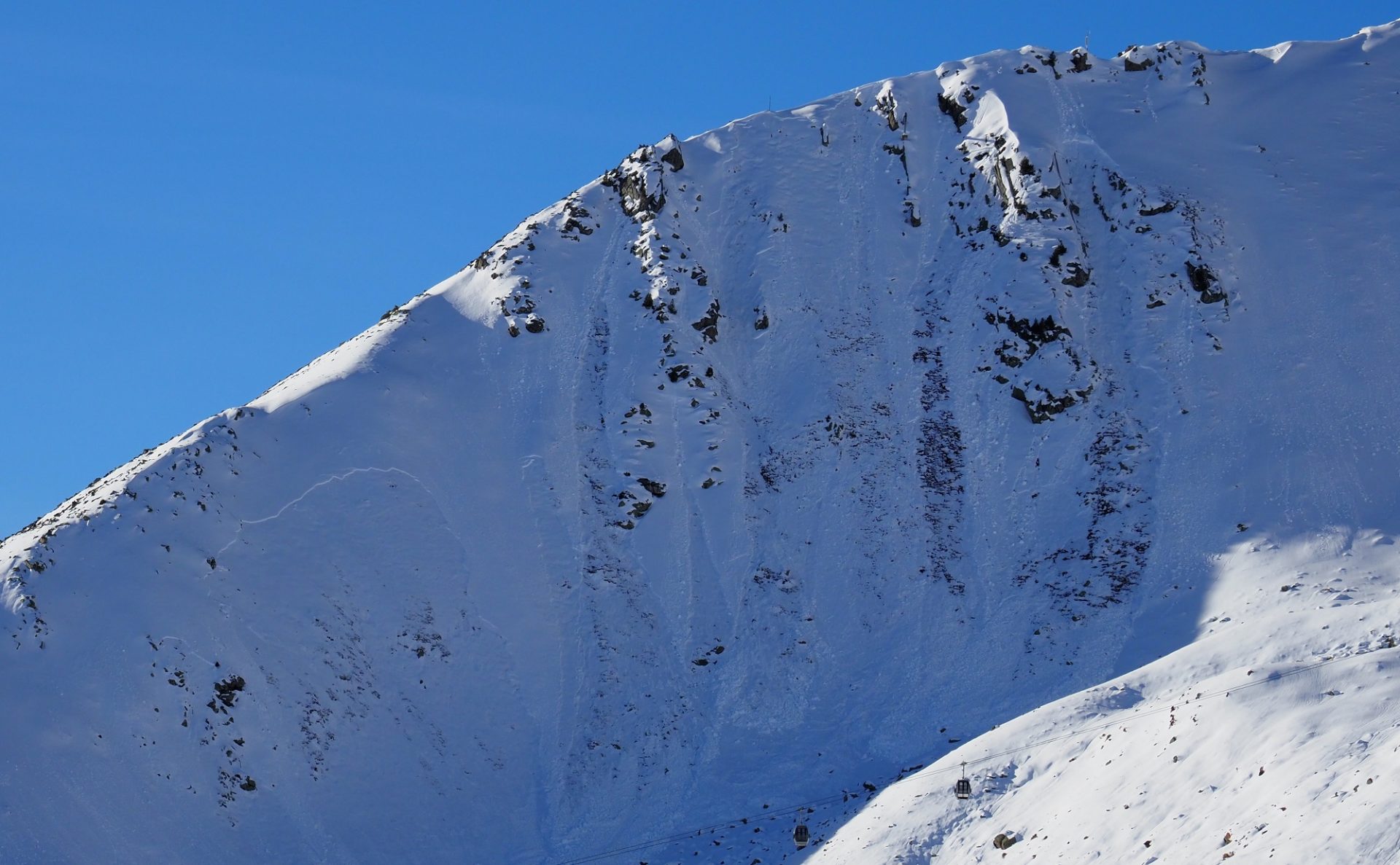 Mit dem Regeneintrag lösten sich zahlreiche spontane Lockerschneelawinen, zum Teil auch oberflächennahe Schneebrettlawinen aus sehr steilem bis extrem steilen Gelände (©LWD Tirol, 09.12.2025).