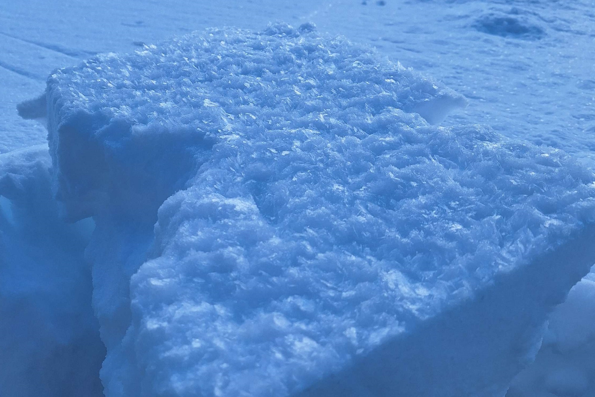 Vor allem im Nordwesten Tirols wurde der Oberflächenreif welcher sich vergangene Woche an der Schneeoberfläche ausgebildet hatte, in der Nacht auf Freitag, 5.12. bei windschwachem Niederschlag eingeschneit und nochmals von den Schneefällen vergangenen Montag, 8.12. überlagert. Dieser kann bei Stabilitätstests vereinzelt noch angesprochen werden, hat sich aber in der Zwischenzeit Großteils verfestigt (©Walter Schmid, 10.12.2025).