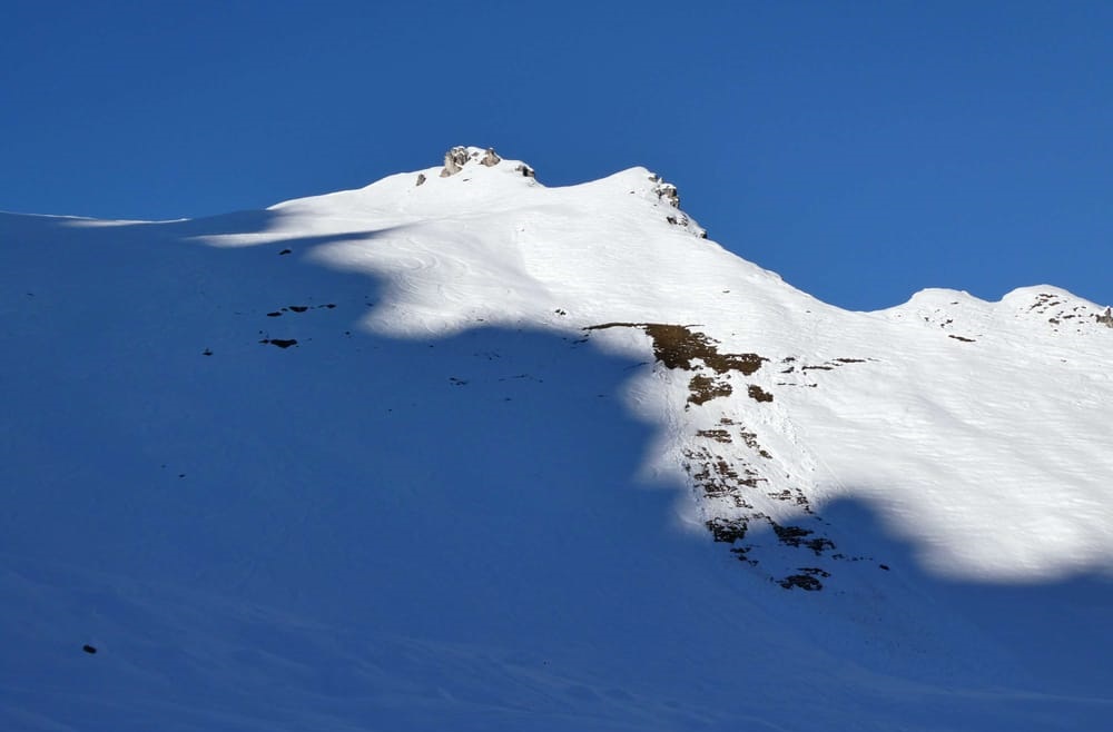 Vereinzelt können an steilen Grashängen noch kleine Gleitschneelawinen abrutschen. Hier am Widdersberg in den Kalkkögeln (© Barbara Fink, 11.12.2025).