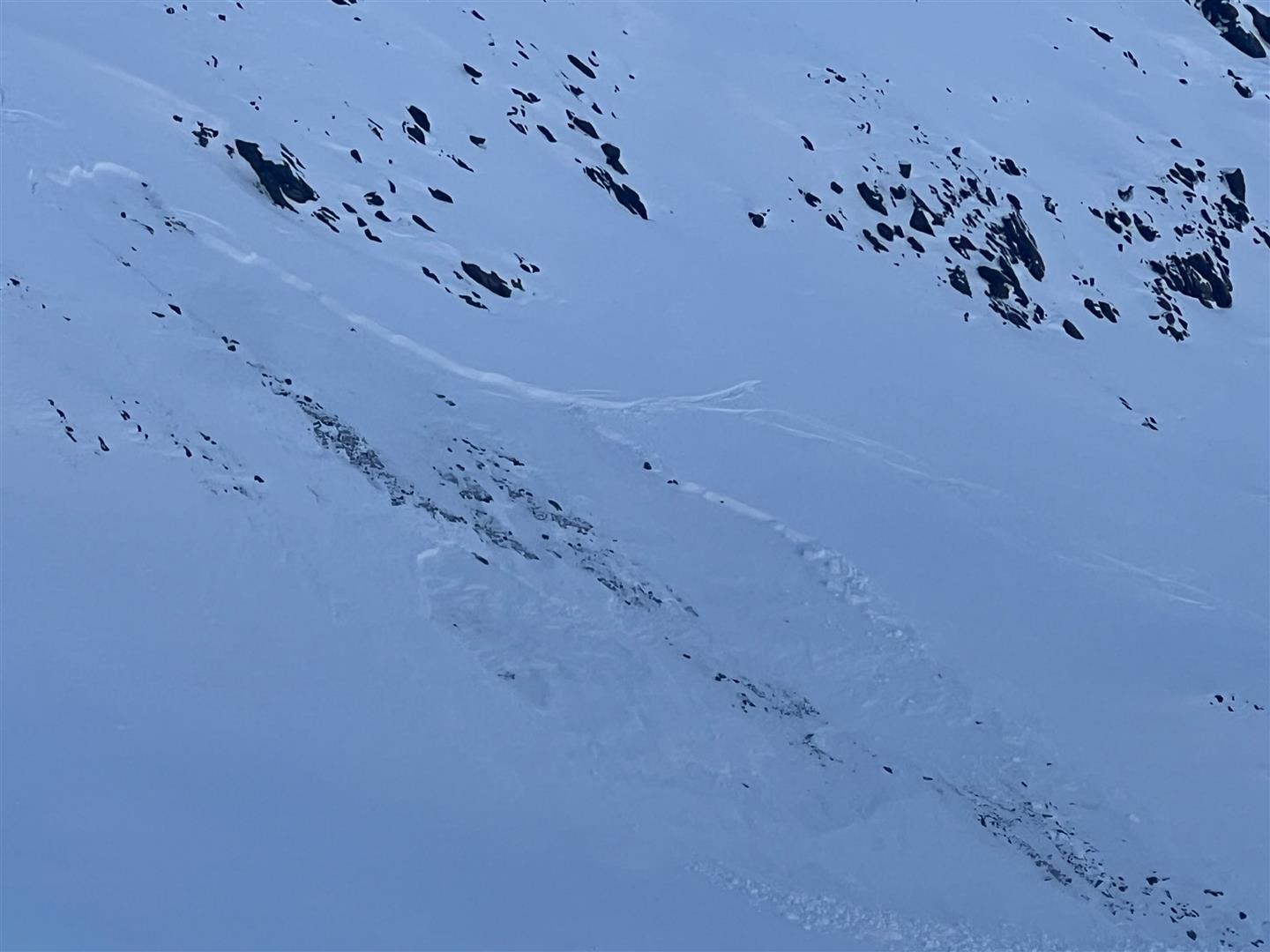 Personenausgelöste Schneebrettlawine im Nahbereich des Wurmkogels in den Ötztaler Alpen (© Hugo Reindl, 12.12.2025)