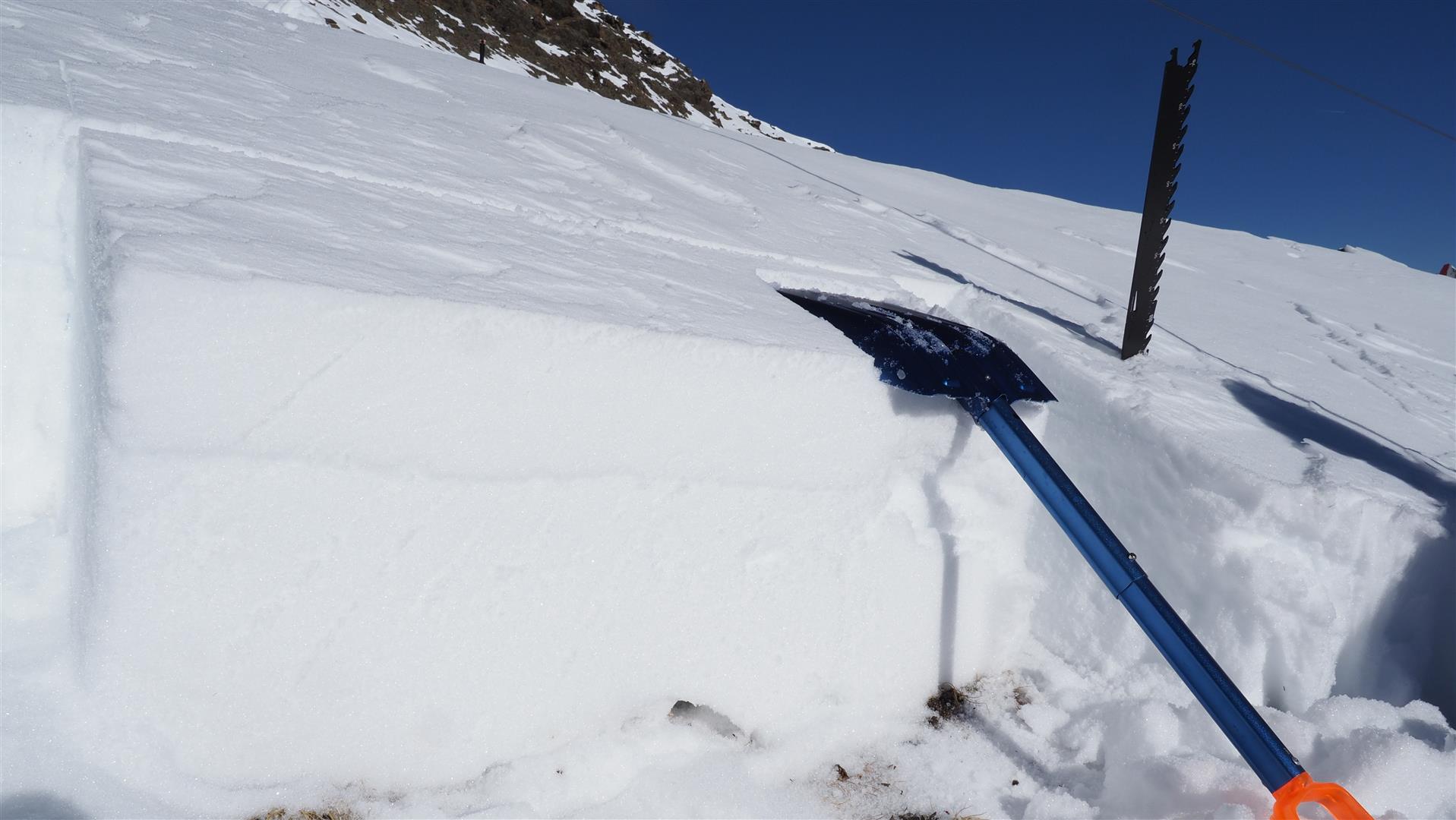 Mögliche Schwachschichten findet man v.a. oberflächennah. Stubaier Alpen (© LWD Tirol, 18.12.2025)