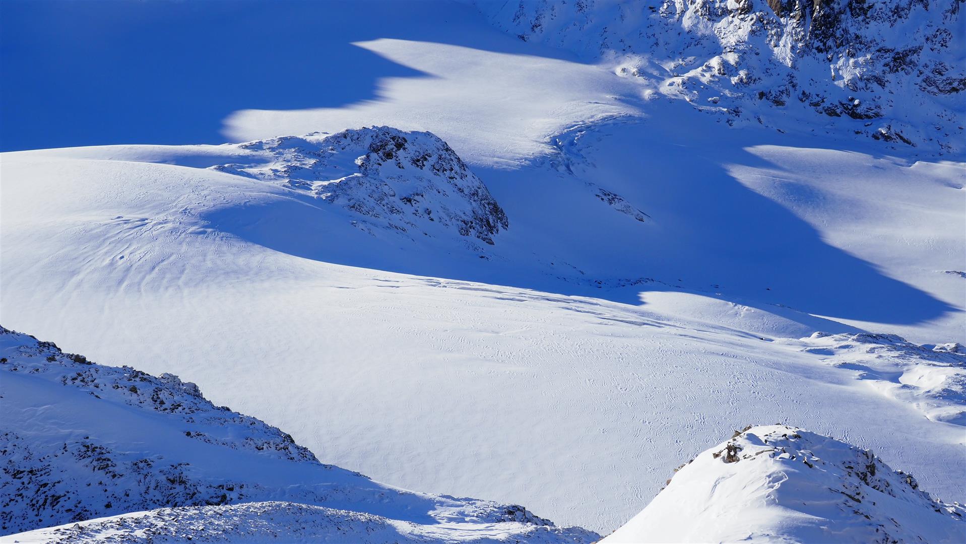 Gut zu erkennen: Zahlreiche, wenig überdeckte Gletscherspalten, Sulztalferner (© LWD Tirol, 18.12.2025)