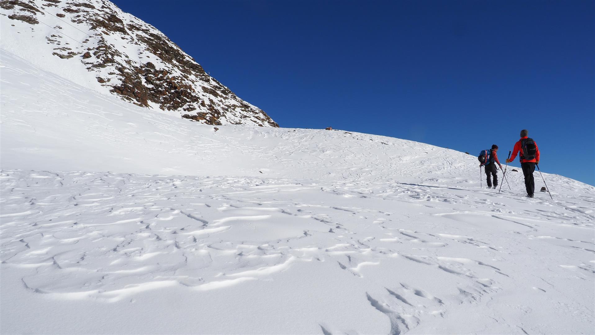 Unregelmäßige Schneeoberfläche hochalpin aufgrund des Windeinflusses vom 15.12. und 16.12. Stubaier Alpen (© LWD Tirol, 18.12.2025)