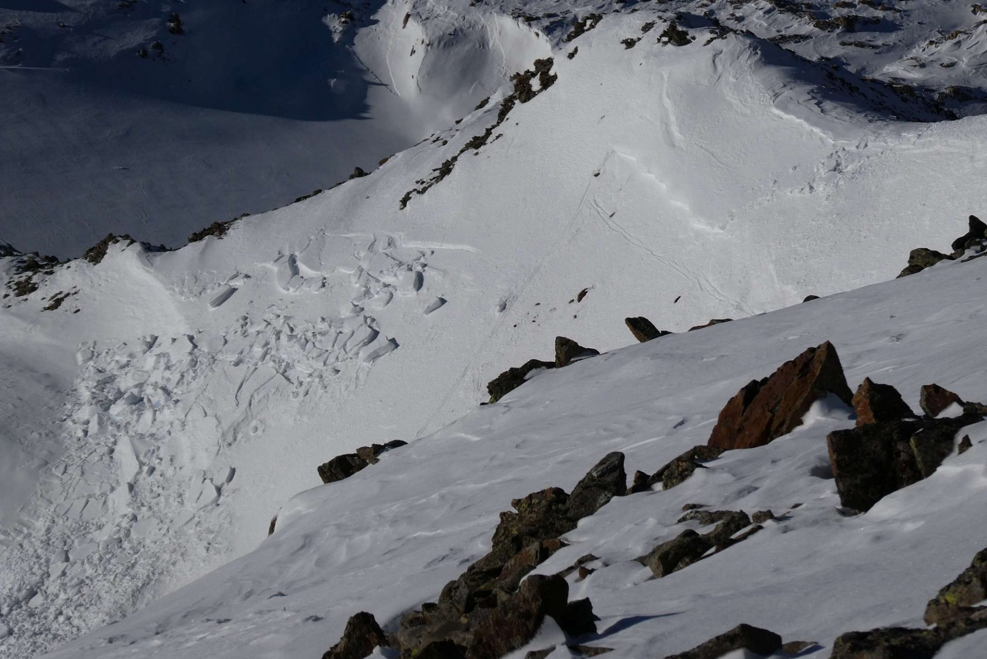 Kleine frische Triebschneepakete – wie hier exemplarisch am Bild vom Hinteren Daunkopf in den Stubaier Alpen – können in den nächsten Tagen gebietsweise noch ausgelöst werden (©Barbara Fink, 20.12.2025).