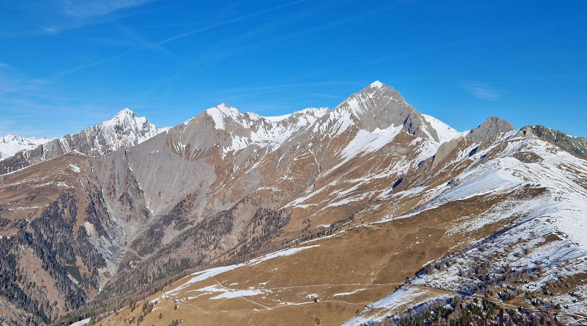 Der Neuschnee vom 24.12. fiel an Sonnenhängen, wie hier im Bereich der südlichen Granatspitzgruppe, zumeist auf aperen Boden (©Robert Trost, 21.12.2025).