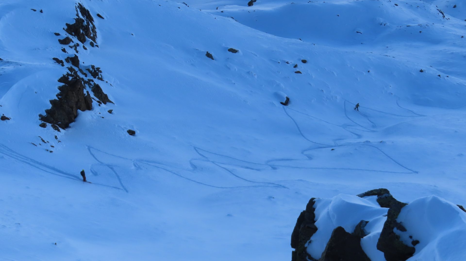 Abfahrt zum Teil "wie auf rohen Eiern" aufgrund der knapp unterhalb der Schneeoberfläche befindlichen Steinen, den "sharks". Sellrain. (©Reinhold Oblak, 26.12.2025)