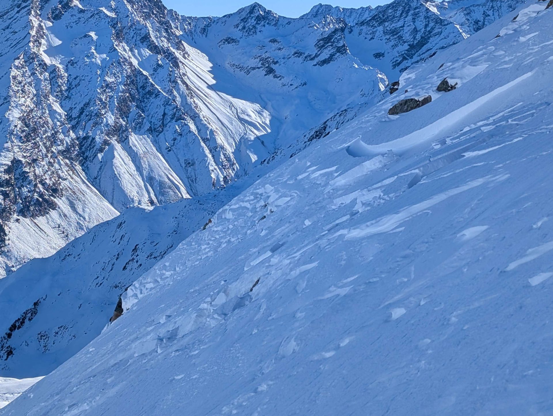 Die meist kleinen Triebschneepakete sind mitunter recht störanfällig, wie hier bei der Lampsenspitze im Sellrain (© Rainer Sell, 27.12.2025)