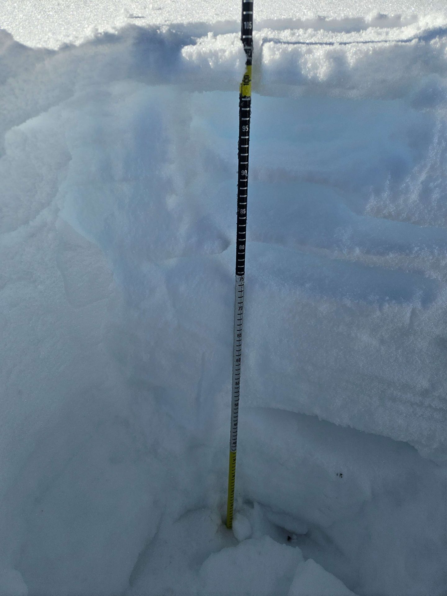 Krustensandwich unterhalb des Östlichen Maroikopfes im Arlberggebiet. 2400m, Ost. (© Christian Riepl, 27.12.2025)