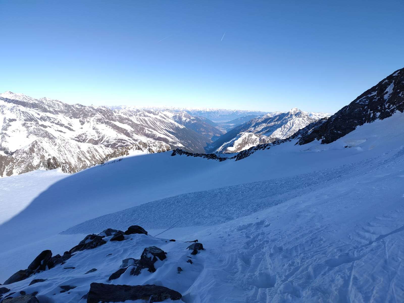 Frischer Triebschnee, der beim Wilden Pfaff in den Stubaier Alpen als Lawine abging. 4 Personen wurden mitgerissen, niemand wurde verletzt. (©N.N., 28.12.2025)