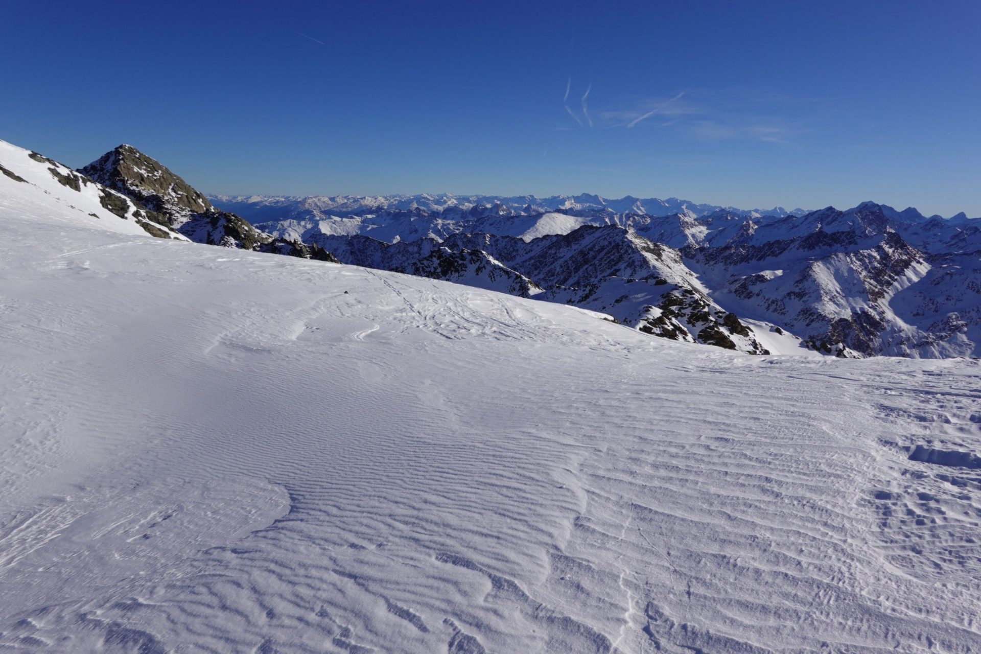 Windbeeinflusste Schneedecke am Zwieselbacher Rosskogel (©Michael Schinner, 28.12.2025)