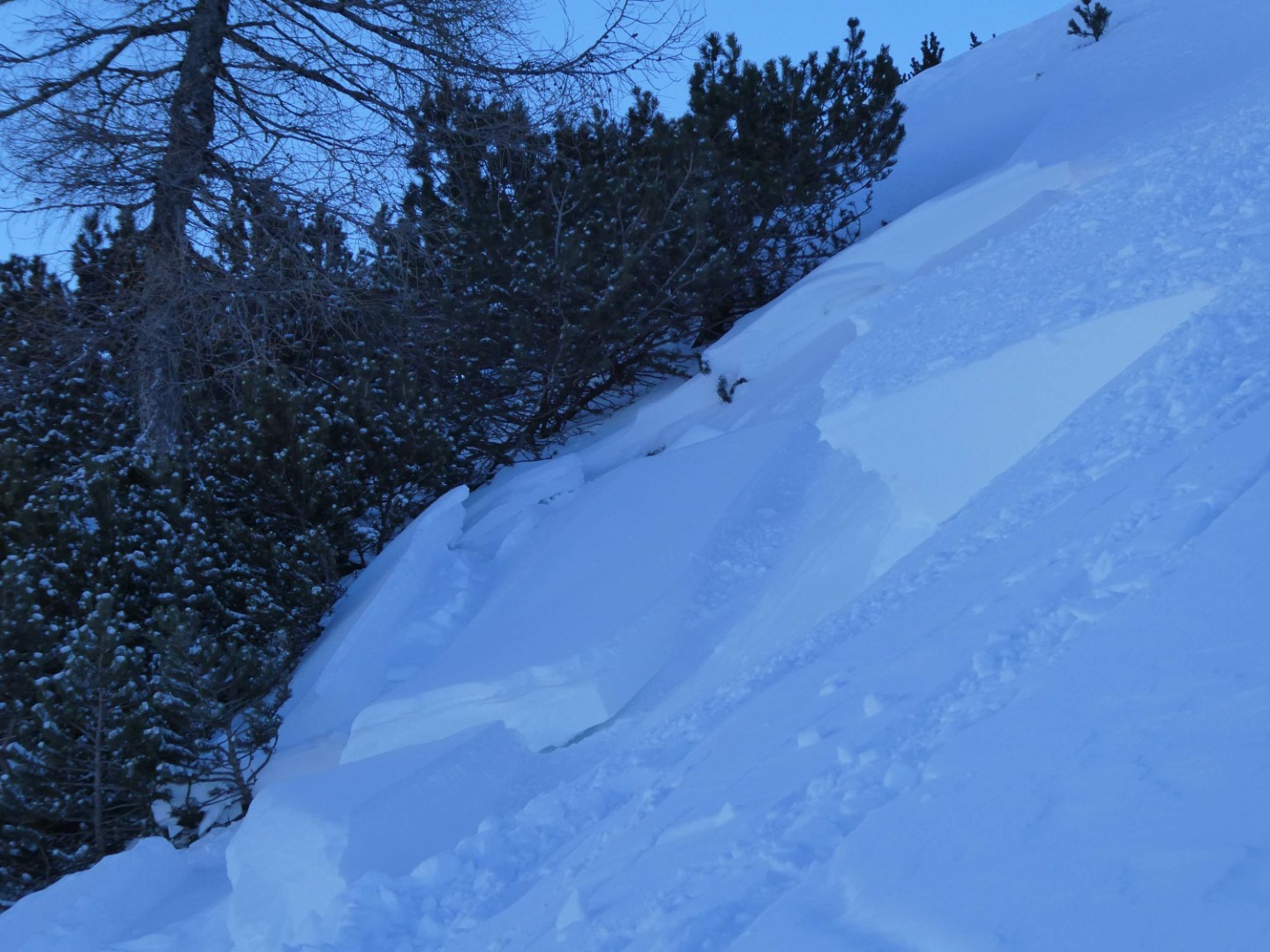 Neve dopo un lungo periodo di freddo: situazione valanghiva localmente precaria, con rischio di incidenti in aumento.