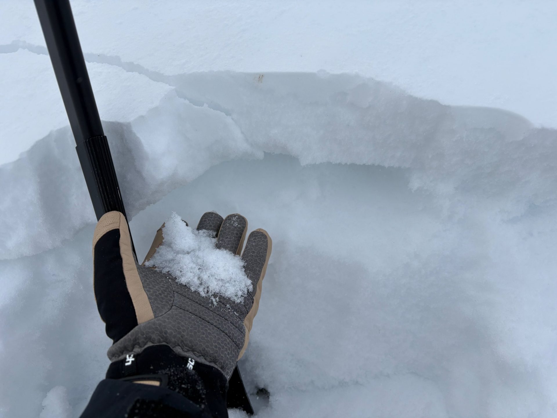 Unter einer oberflächennahen Kruste rieselt Schwimmschnee heraus: Goldried / Nahbereich Großglockner-Resort am 08.01.2026 (© Anton Riepler)