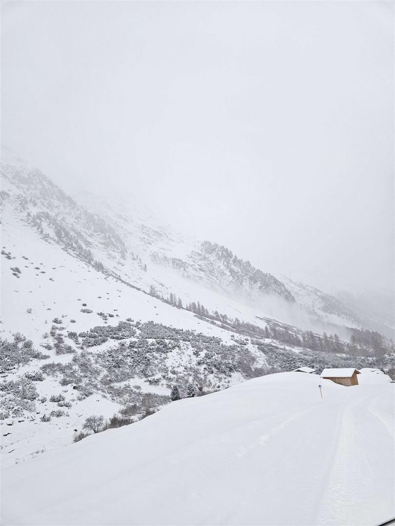 Spontaner Lawinenabgang im Fimbatal Richtung Heidelberger Hütte. (Man erkennt eine Staubwolke im Hintergrund) (© Christian Riepl, 10.01.2026)