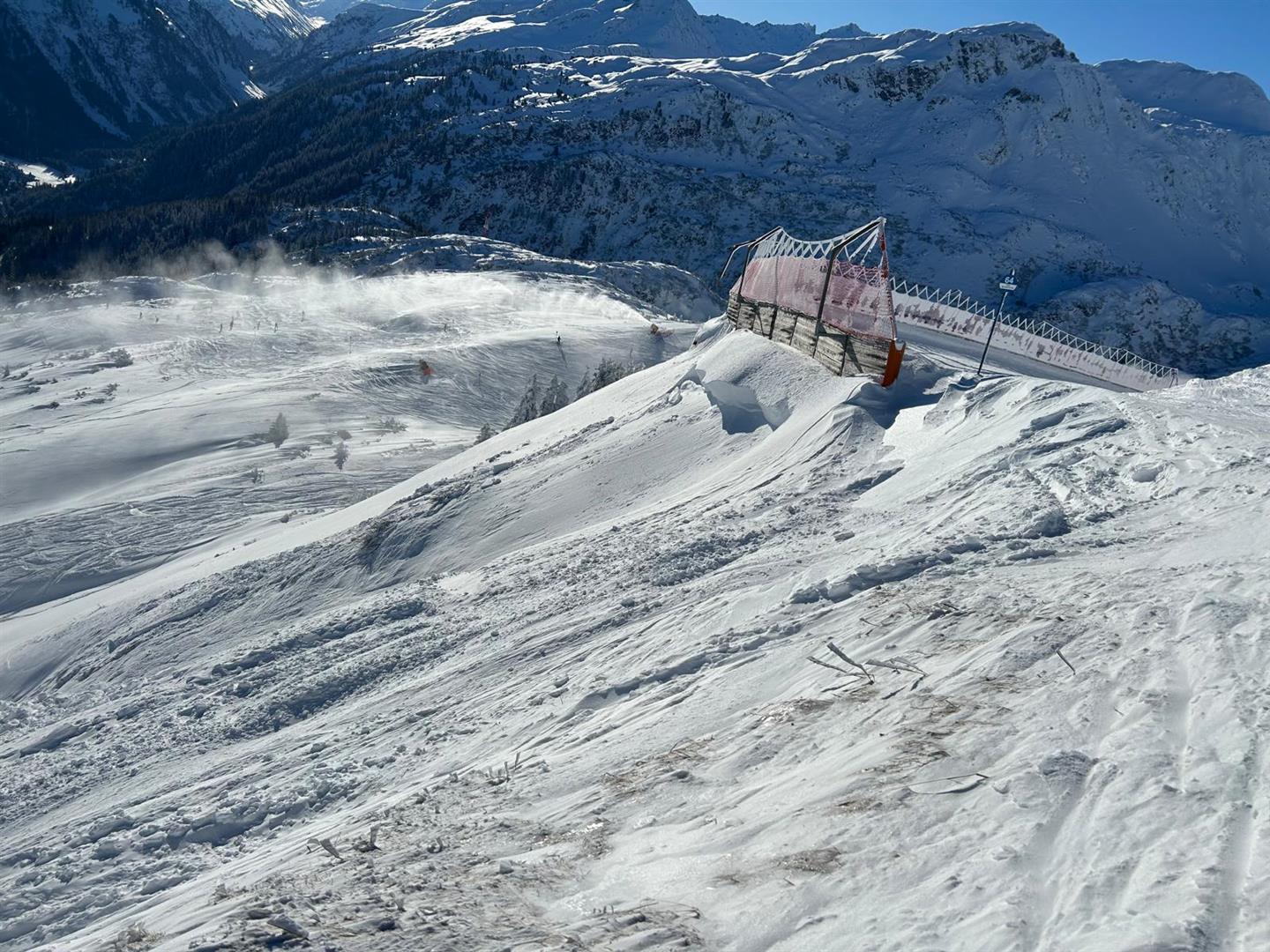 Lawine Galzig: Lawinenanriss unterhalb des  Netzes im Variantenbereich (© Alpinpolizei, 11.01.2026)