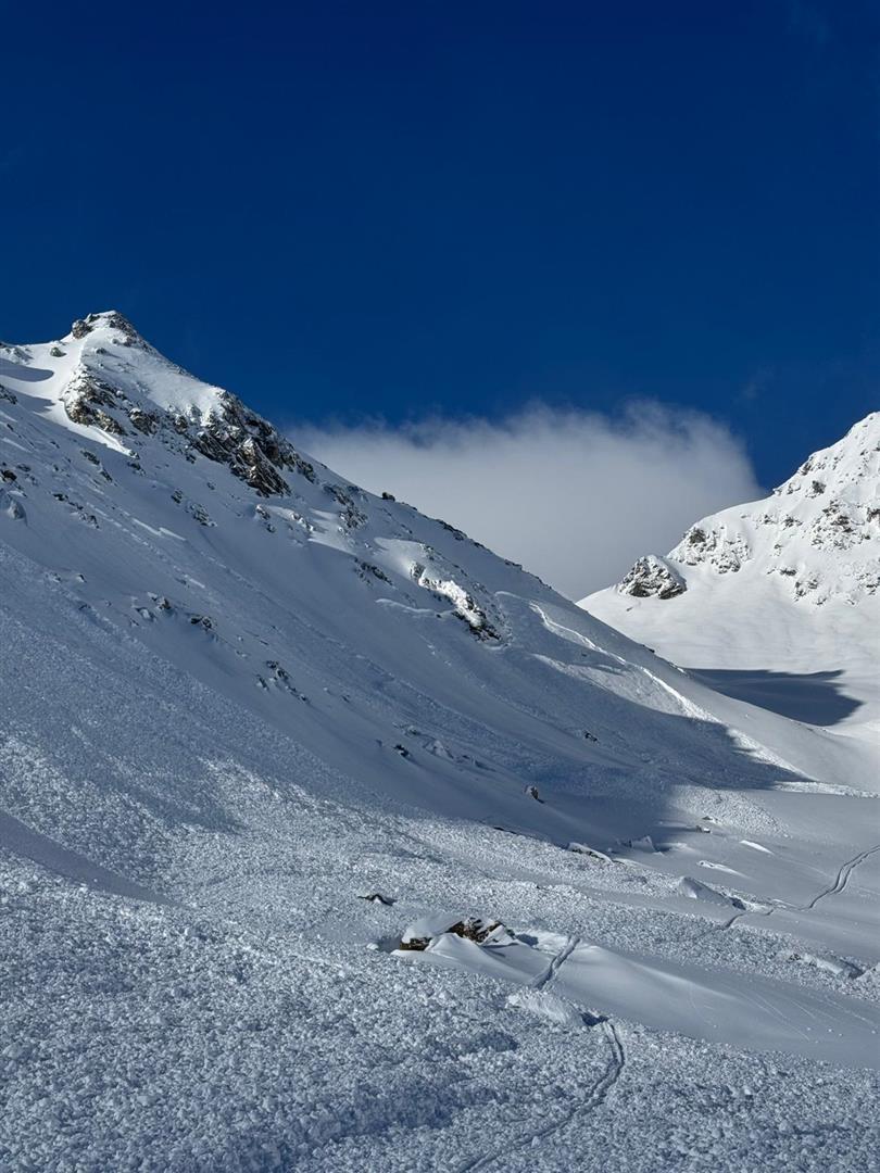 Fernauslösung aus flachem Gelände mit großflächiger Bruchausbreitung bei den Hohen Köpfen im hinteren Paznauntal (© Thomas Wanner, 11.01.2026)