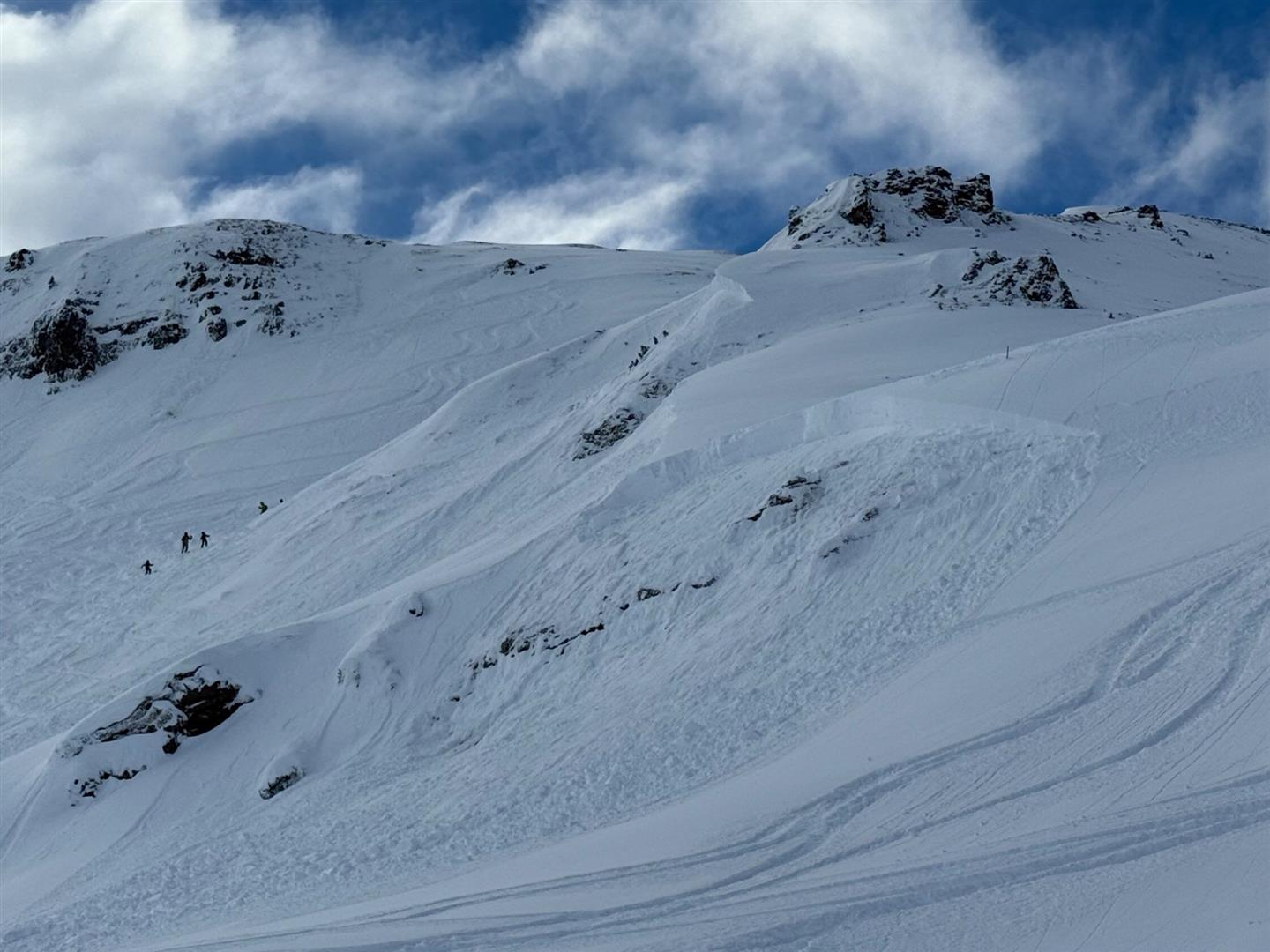 Gesprengte Schneebrettlawinen mit Anrissmächtigkeiten um 1,5m an der Grenze zu Vorarlberg (© Marvin Kärle, 11.01.2026)