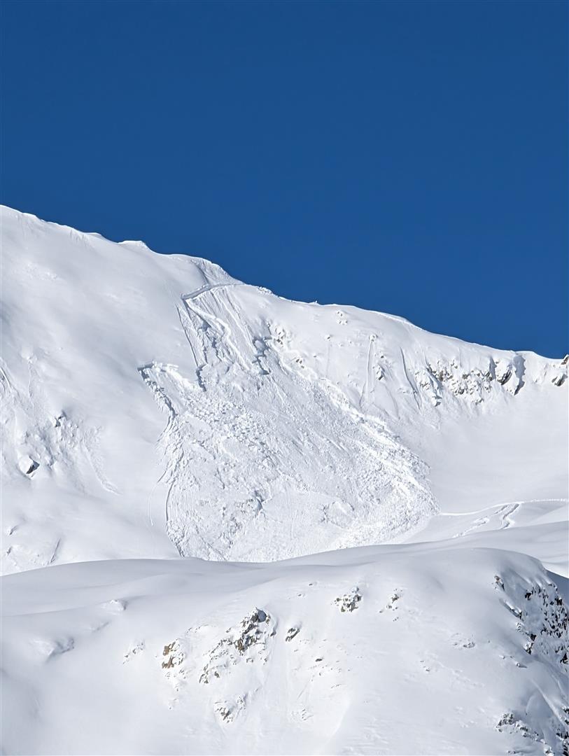 Lawinenauslösung Mitterzeigerkopf in der Grieskogelgruppe. Person konnte aus der Lawine ausfahren. 2600m, SO (© Lukas Ruetz, 11.01.2026).