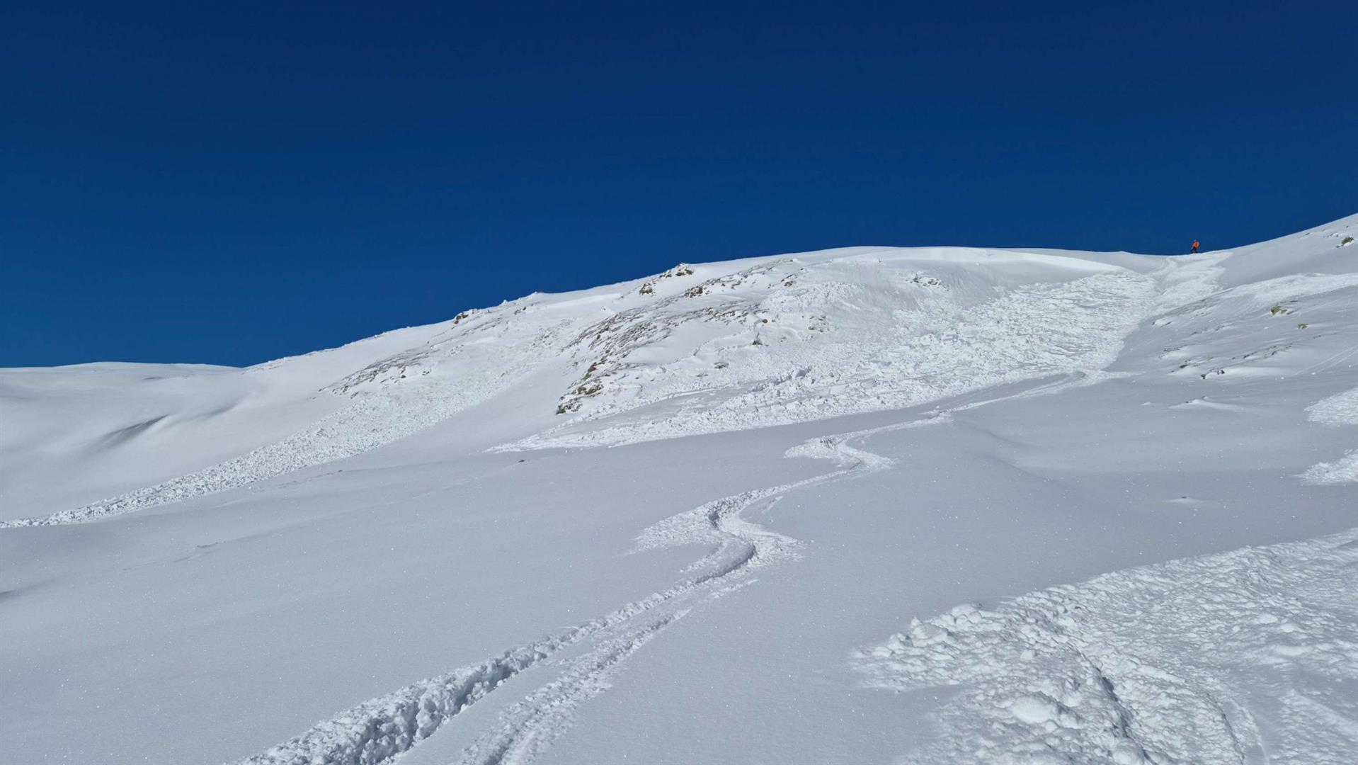 Lawinenauslösung mit beachtlicher Bruchfortpflanzung unterhalb des Peischelkopfes im Arlberggebiet. 2400m, S (© Peter Ehrengruber)