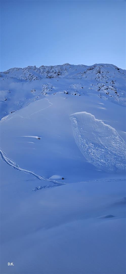Man erkennt bei dem im Variantenbereich des Skigebietes See im Paznauntal aufgenommenen Fotos sowohl Rissbildungen und eine fernausgelöste Schneebrettlawine. (© Daniel Kleinlercher, 11.01.2026)