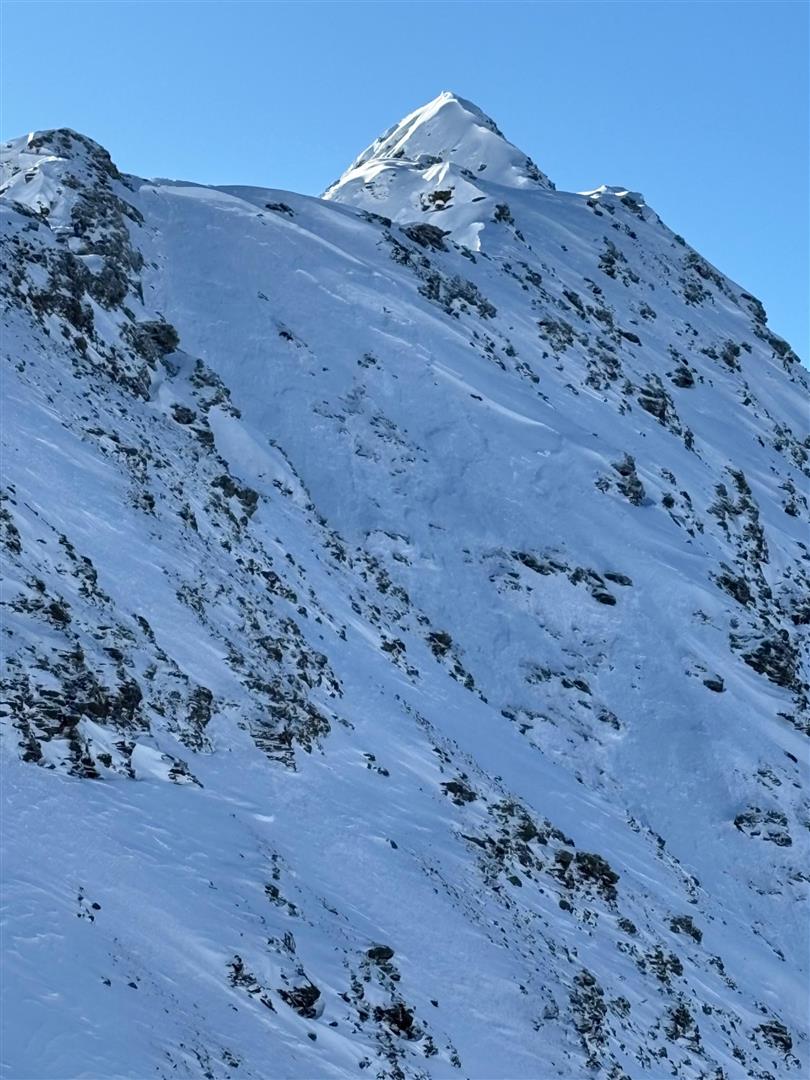 Interessanter Lawinenabgang bei der Stertaspitze in der Region "Verwallgruppe Mitte". Der Bruch pflanzte sich über den Kamm auf die andere Hangseite fort. (© Nico Metz, 11.01.2026)