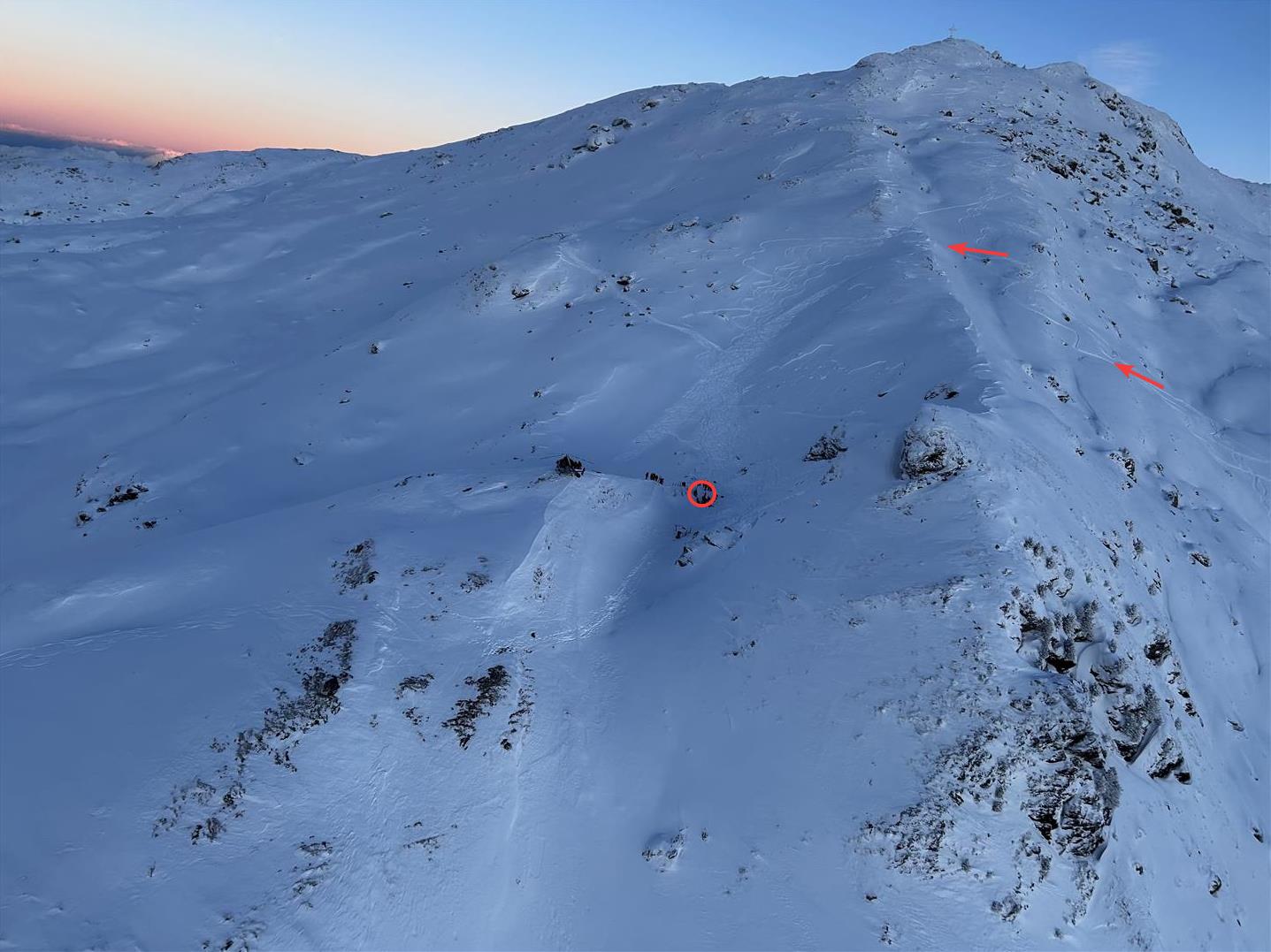 Überblicksbild auf das Schneebrett unterhalb des Wetterkreuzes in der Region Tuxer Alpen Ost. Eingezeichnet mit Pfeilen ist die Aufstiegsspur. Der Kreis symbolisiert die Verschüttungsstelle. (© Alpinpolizei, 11.01.2026)