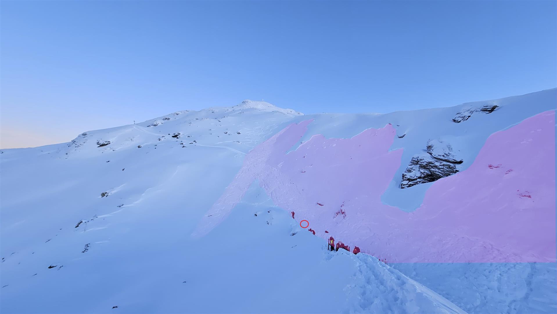 Lawinenabgang Wetterkreuz - Gilfert: Der Kreis zeigt die Verschüttungsstelle der verstorbenen Person. Das Foto wurde während des laufenden Sucheinsatzes aufgenommen. (© BR Mayrhofen, 11.01.2026)