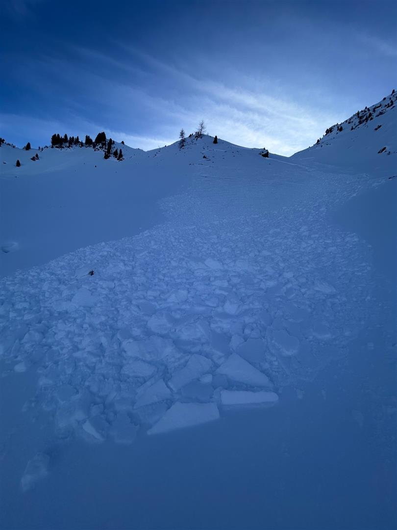 Fernauslösung am Gamskopf in der Region "Kitzbüheler Alpen Wildschönaui". Durch die am 12.01. über Tirol ziehende Warmfront verbesserte sich bis etwa 2300m hinauf die Bretteigenschaft, was die Auslösewahrscheinlichkeit erhöhte. (© Christoph Silberberger, 13.01.2026)