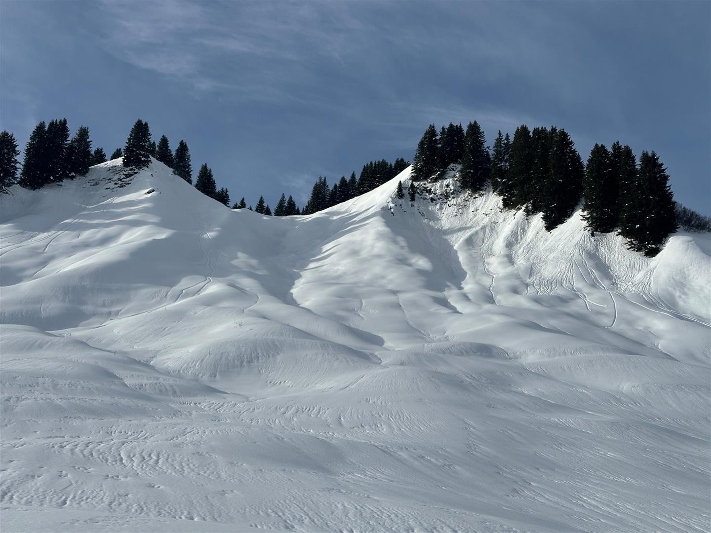 Einhergehend mit dem Regen lösten sich auch Lockerschneerutsche. (© Stefan Zangerl, 13.01.2026)