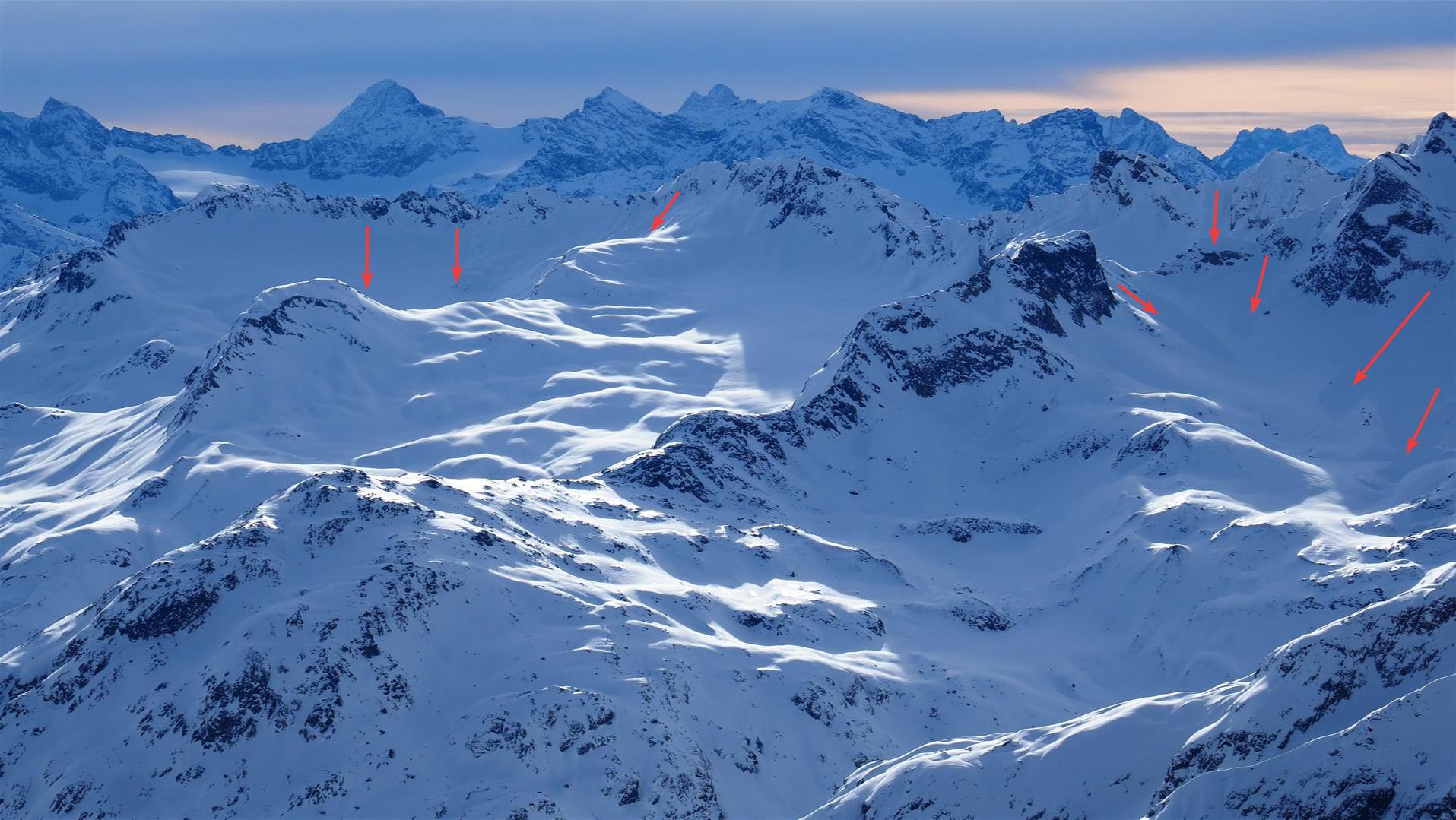 Die Pfeile zeigen auf spontane Lawinenabgänge im Südwesten Nordtirols. (© LWD Tirol, 13.01.2026)
