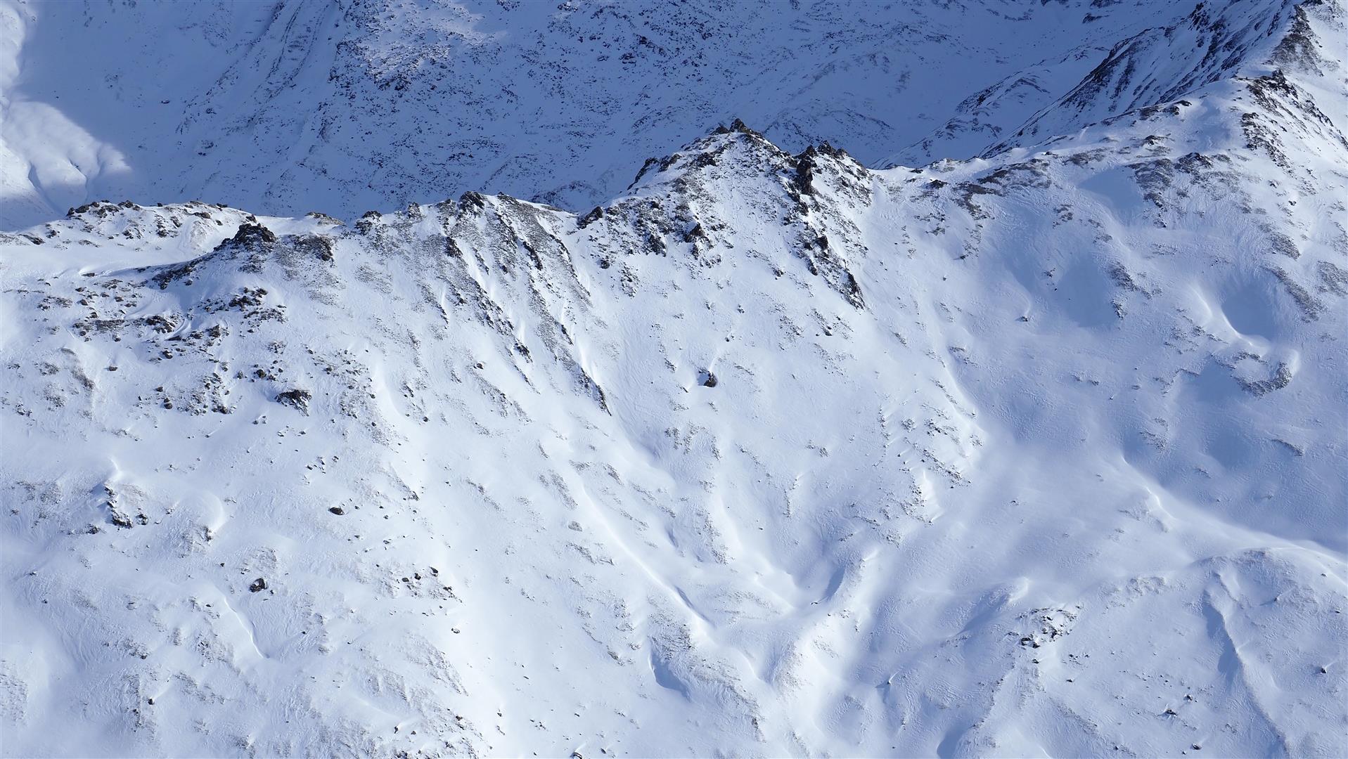 Bezeichnend für viele Regionen Tirols. Immer noch wenig Schnee. Unregelmäßige Schneeverteilung aufgrund des Windeinflusses (© LWD Tirol, 13.01.2026)