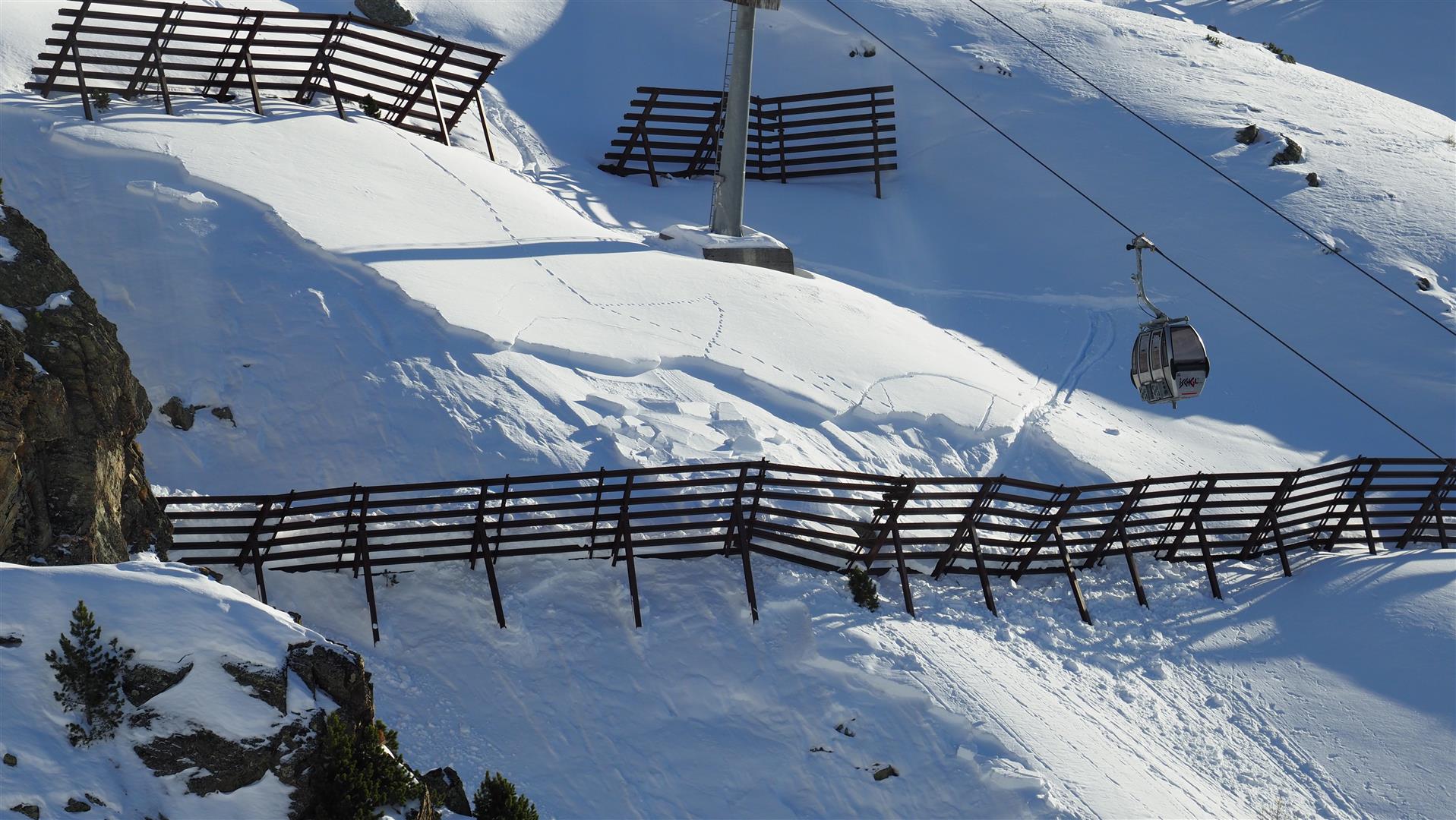 Ein von der Gondel der Pardatschgratbahn aus fotografiertes Schneebrett. (Zur Einfahrtsspur gab es auch wieder eine Ausfahrtsspur aus der Lawine.) (© LWD Tirol, 15.01.2026)