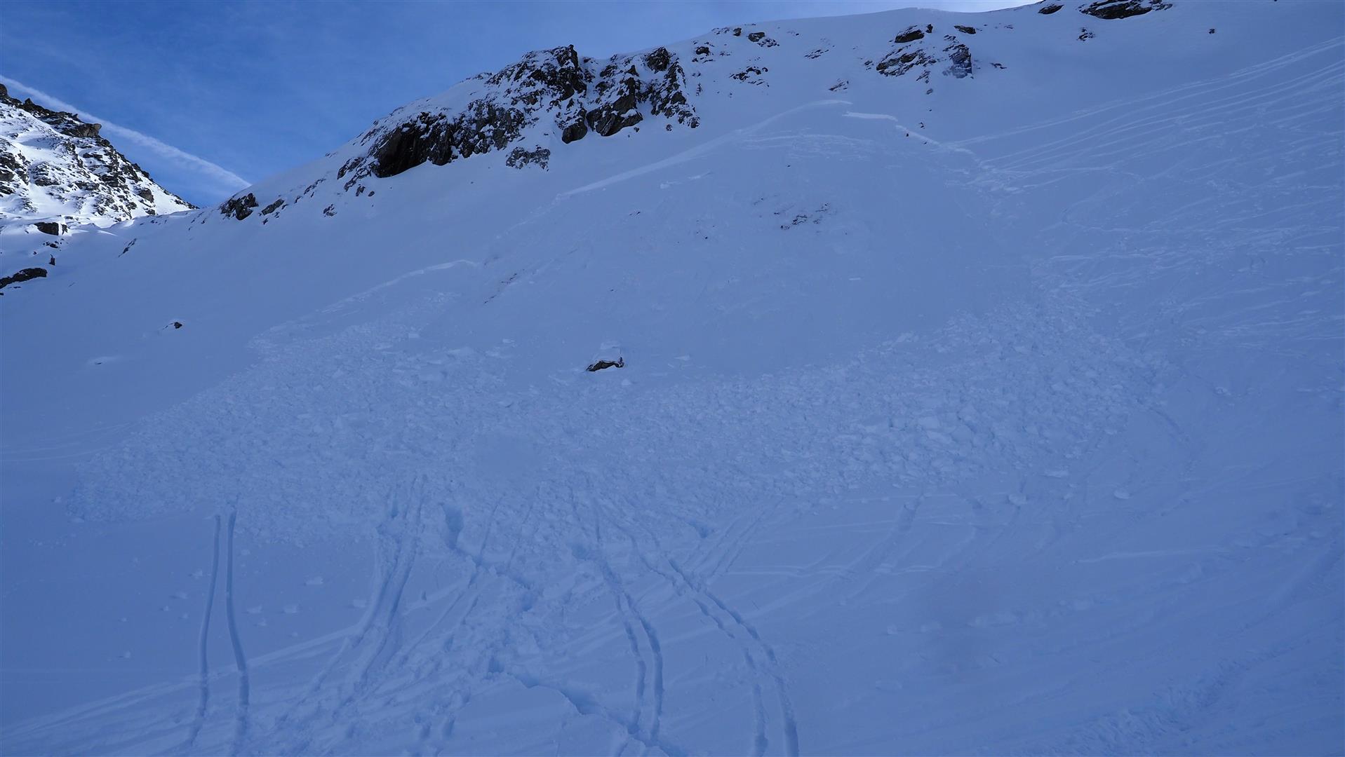 Blick von der Piste zum Lawinenanriss und zur Lawinenablagerung. (© LWD Tirol, 16.01.2026)