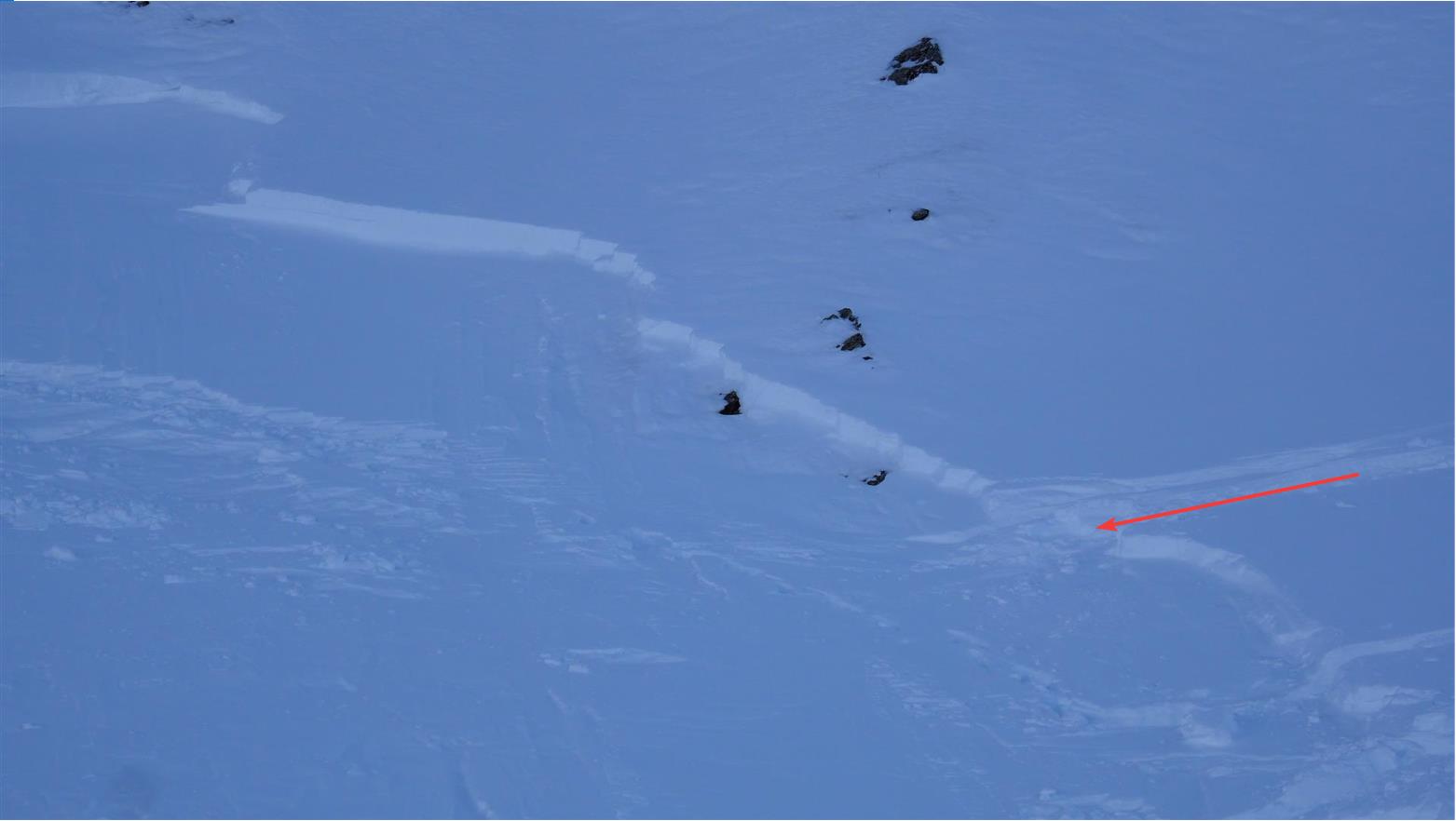 Ein Teil des Lawinenanrisses mit der vermuteten Einfahrtsspur. (Die darüber befindliche Spur stammte von einem Snowboarder.) Gut ersichtlich ist auch die unterschiedlich ausgeprägte Anrissmächtigkeit. (© LWD Tirol, 16.01.2026)