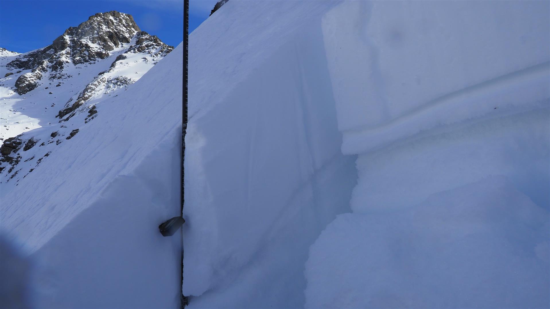Schneeprofil orographisch links des Lawinenanrisses. Der oberste Block (samt der dünner hervorgehobenen Schicht) stellt Neu- und Triebschnee seit dem 09.01.2026 dar. Darunter rieselte uns der Schnee daher: Viel Schwimmschnee und lockere kantige Kristalle als ausgeprägte Schwachschicht (© LWD Tirol, 16.01.2026)