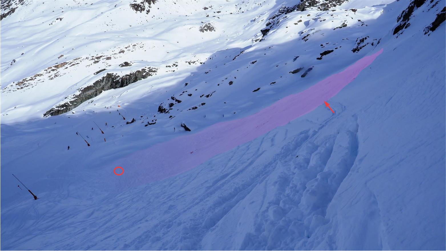 Der Pfeil zeigt die vermutete Einfahrtsspur, der Kreis die Verschüttungsstelle. (© LWD Tirol, 16.01.2026)