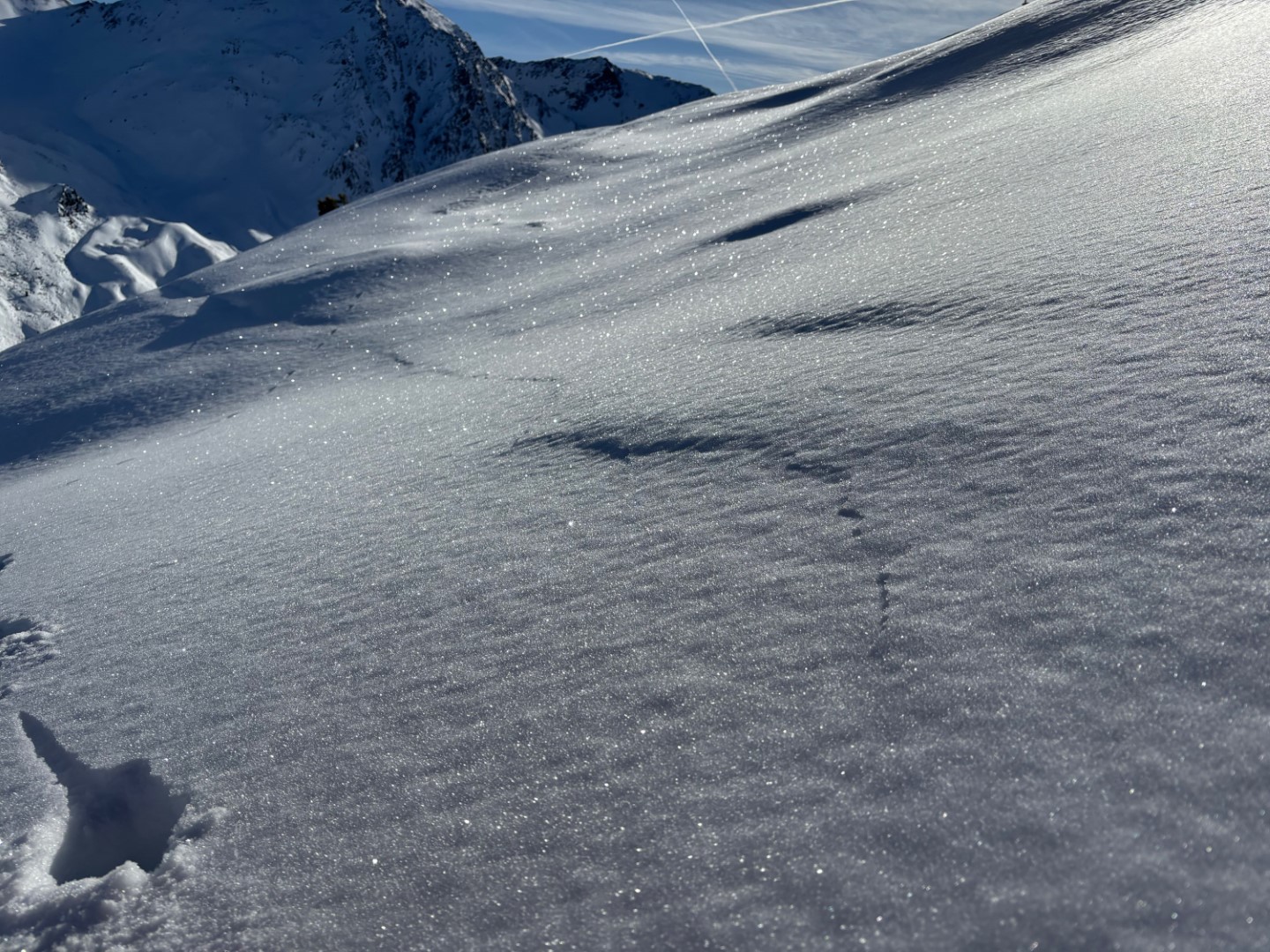 Rissbildungen standen ab dem 08.01. auf der Tagesordnung, wie hier am Angerbergkopf in der Kalkkögelgruppe (© Jan Wördenweber, 16.01.2026)
