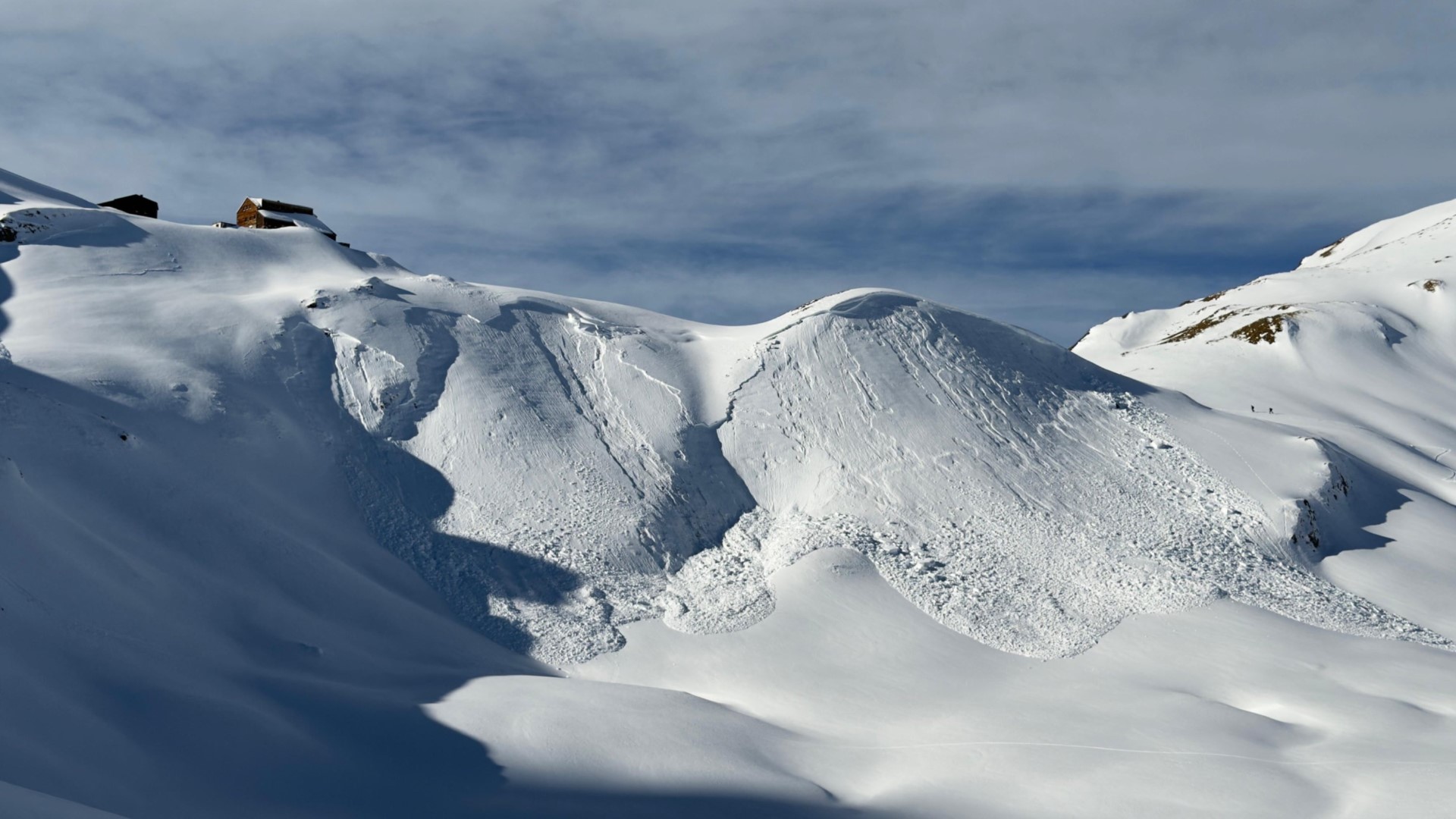 Eindrucksvolle Fernauslösung knapp unterhalb der  Stuttgarter Hütte in der Region Lechtaler Alpen West (© Mike Perl, 16.01.2026)