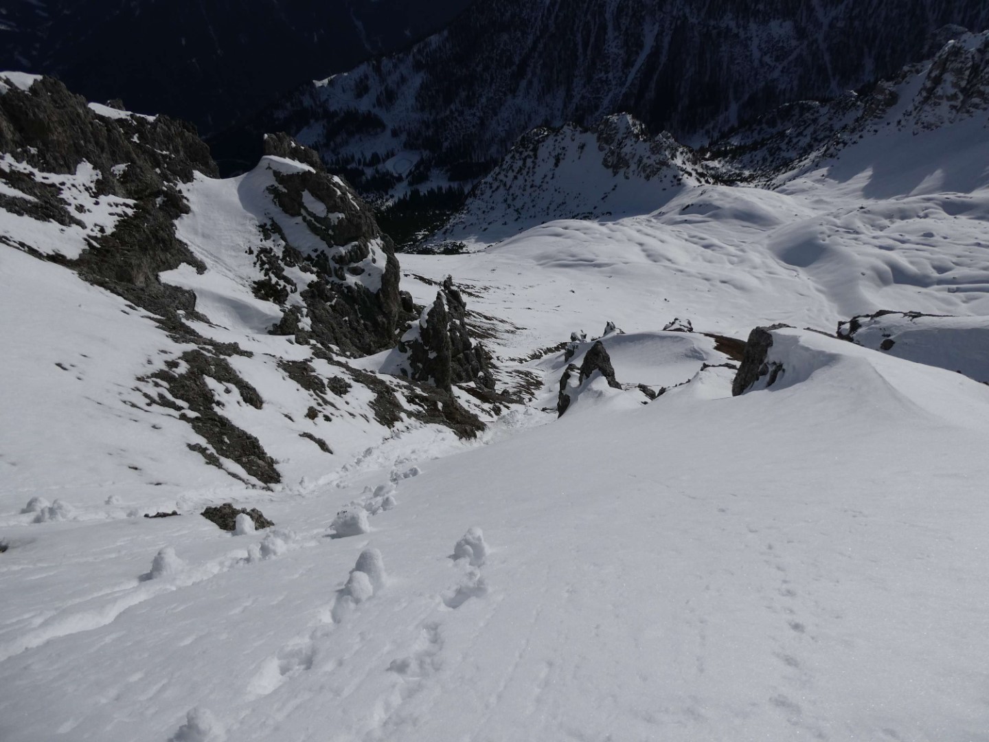 Südseitig wirkten Strahlung und Wärme, sodass dort die Schneeoberfläche oberflächennah angefeuchtet und über Nacht wieder gefroren wurde. Region Kalkkögel (© Barbara Fink, 17.01.2026)