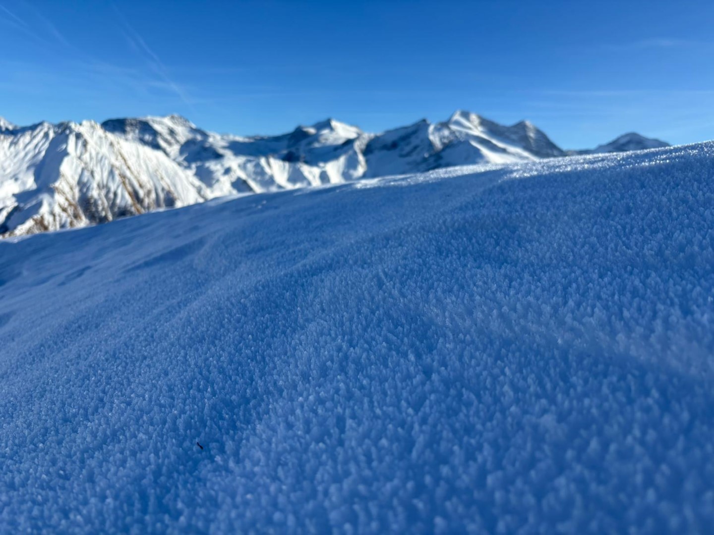 Ausgeprägter "Nigg-Effekt", also kammnah verstärkt gebildeter Oberflächenreif im Navistal in der Region Tuxer Alpen West (© Thomas Wanner)